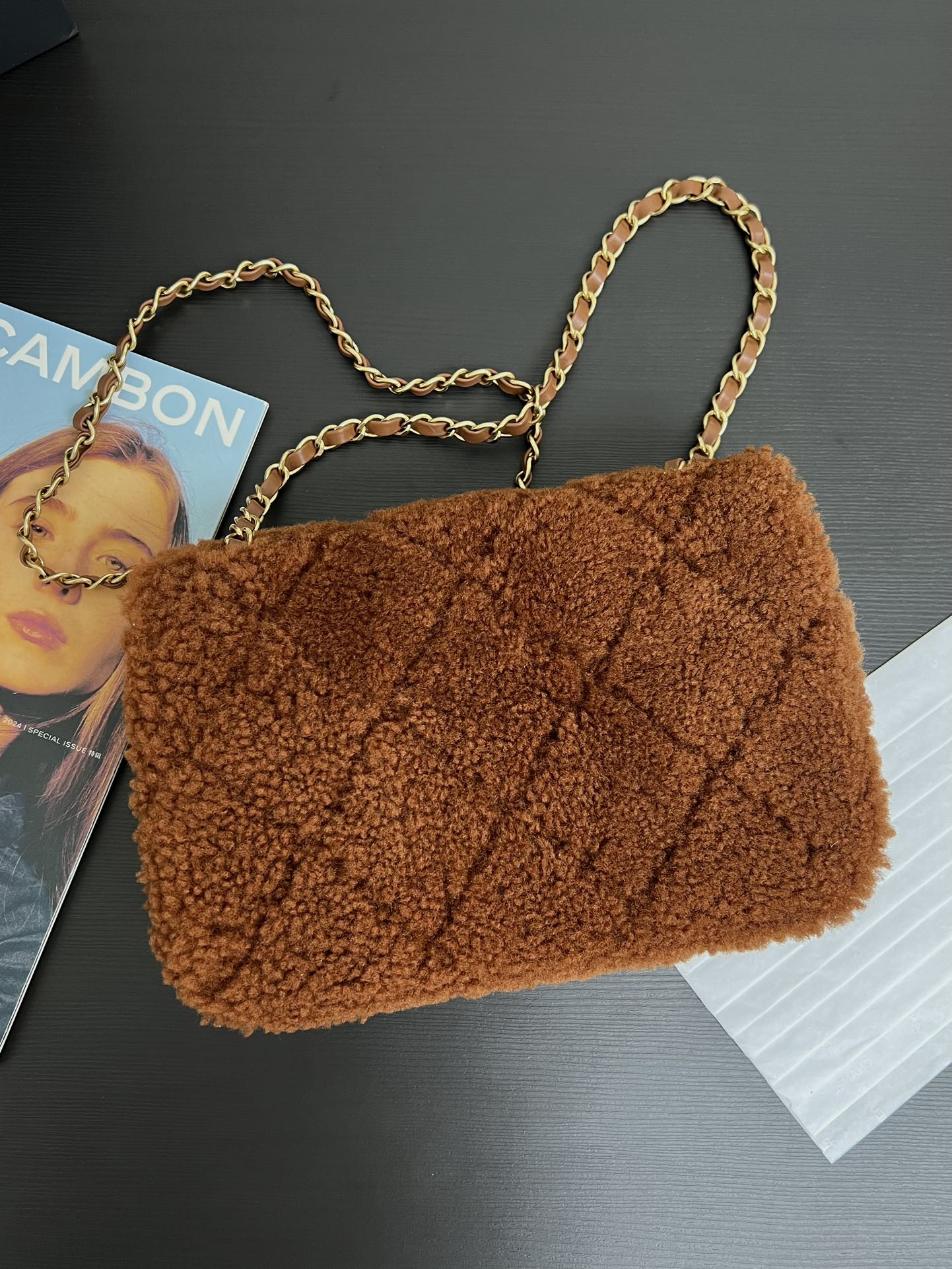 Petit sac à rabat 23 cm en peau d'agneau retournée marron et accessoires dorés