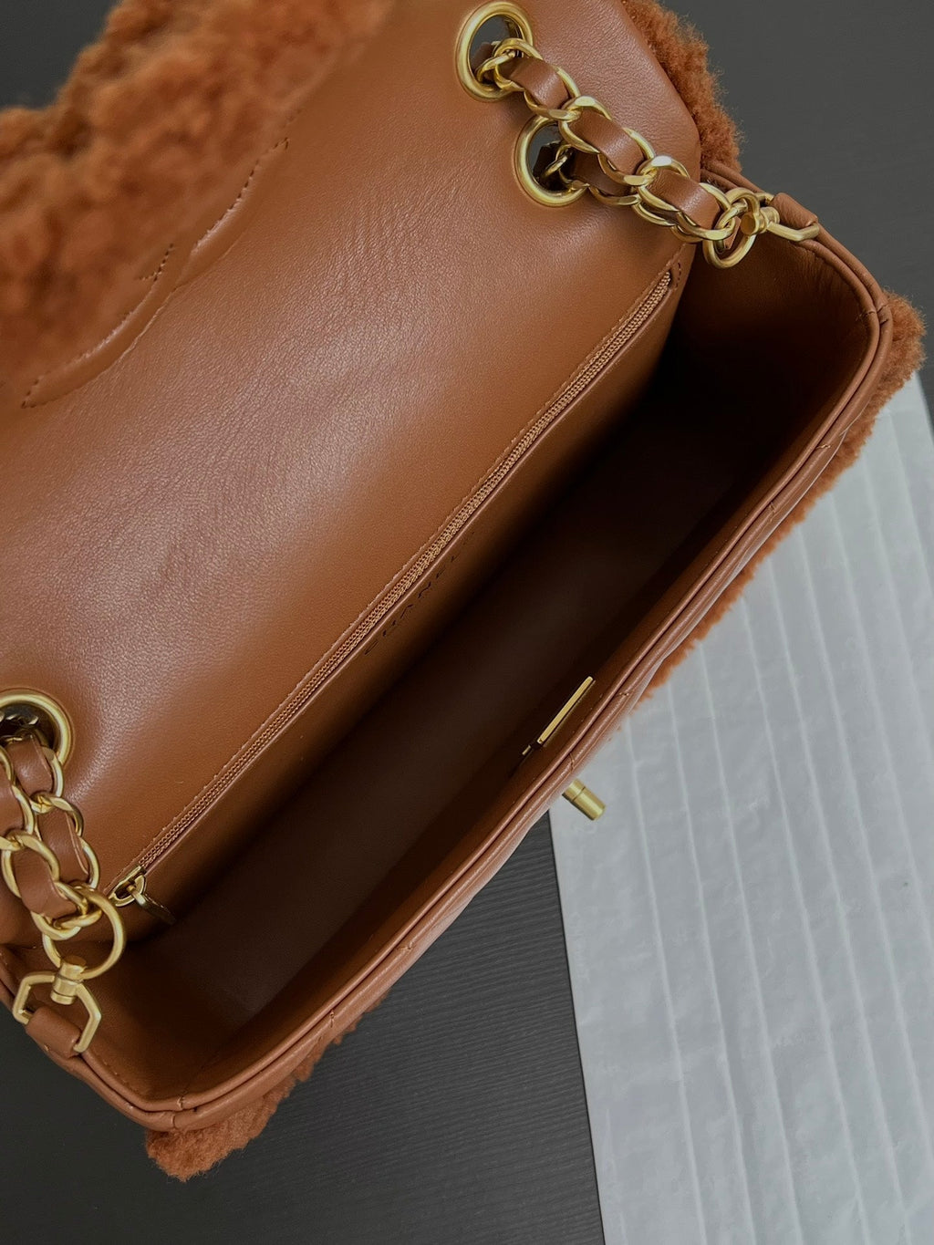 Petit sac à rabat 23 cm en peau d'agneau retournée marron et accessoires dorés