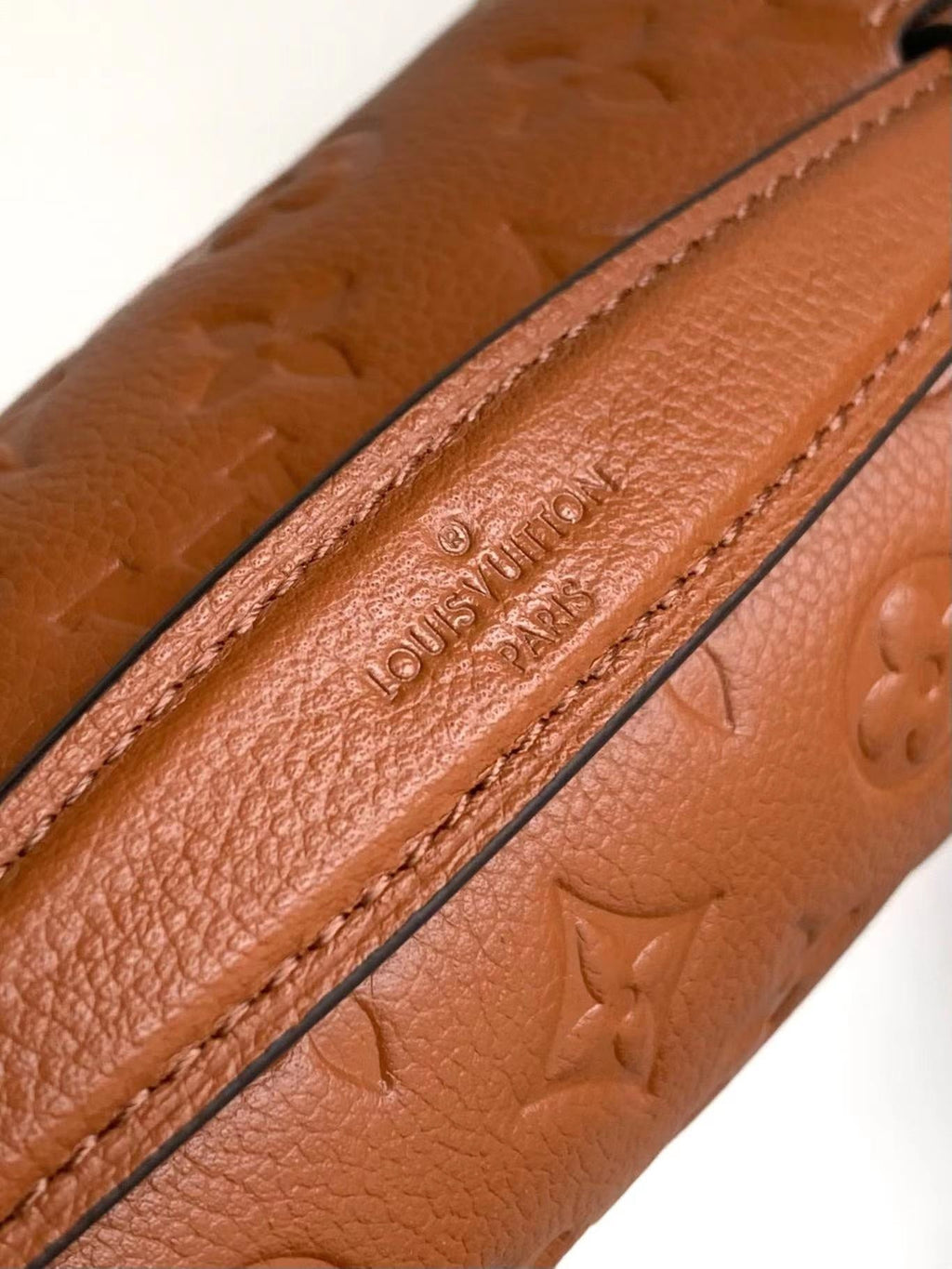 POCHETTE MÉTIS 25 EN CUIR MONOGRAMME EMPREINTE COGNAC QUINCAILLERIE OR
