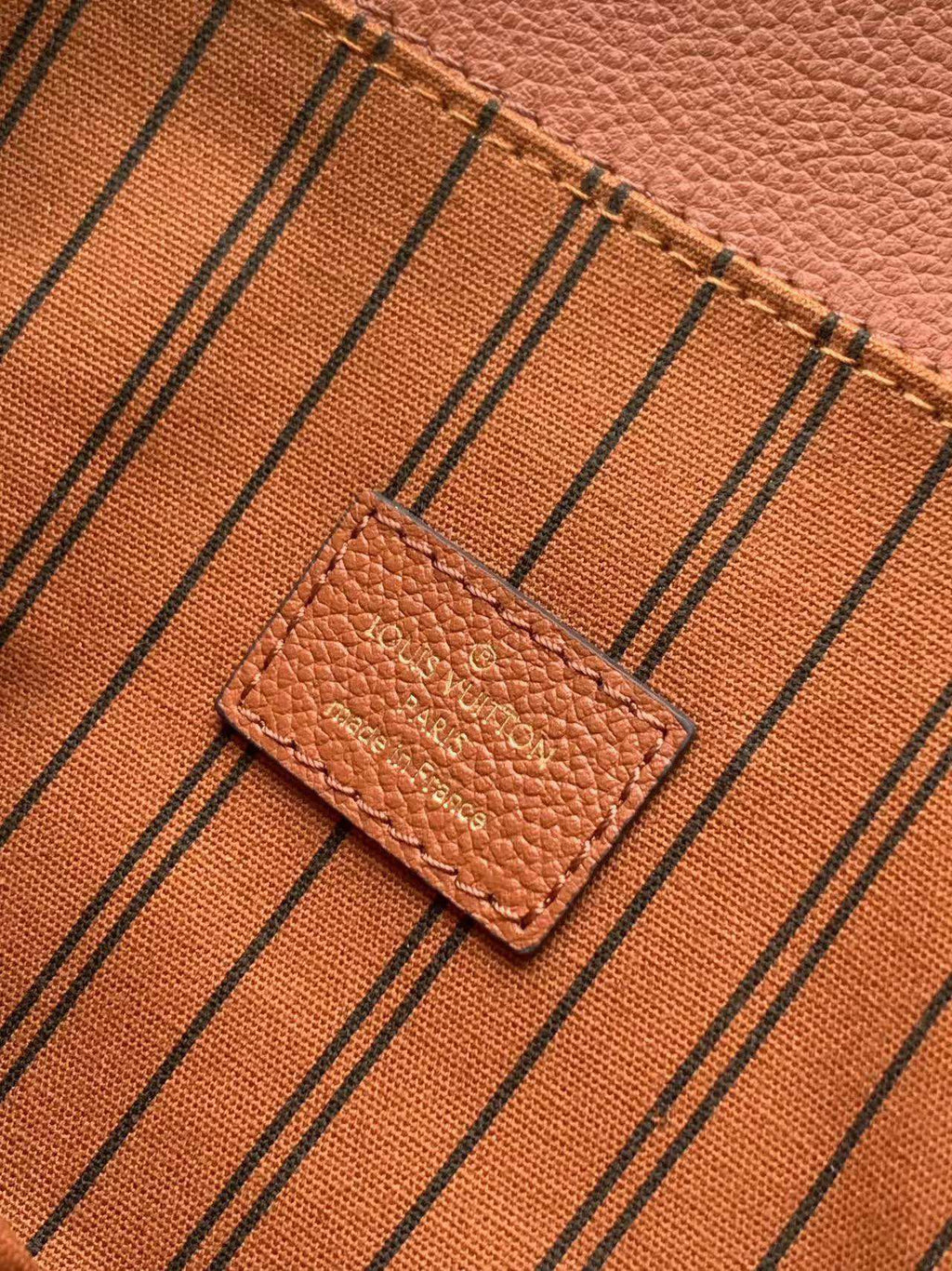 POCHETTE MÉTIS 25 EN CUIR MONOGRAMME EMPREINTE COGNAC QUINCAILLERIE OR