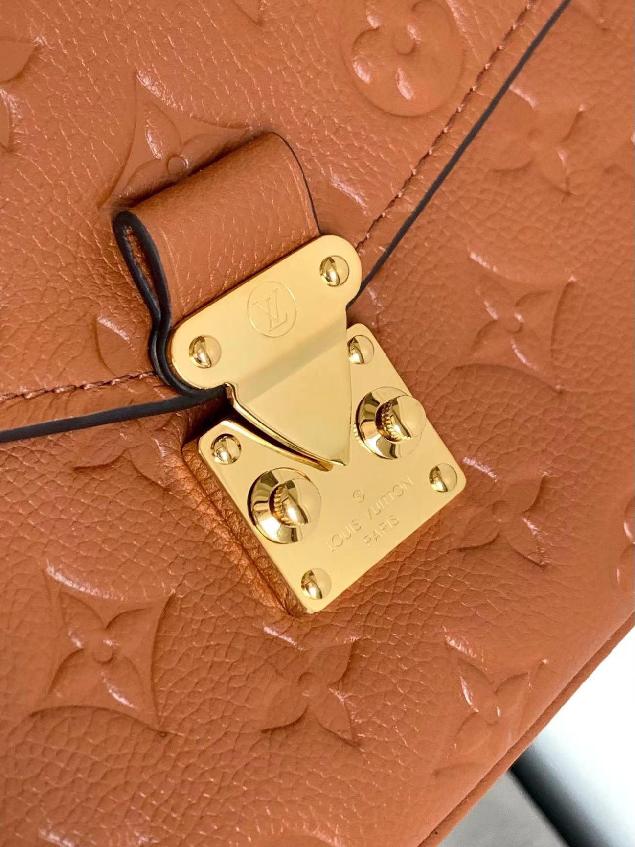 POCHETTE MÉTIS 25 EN CUIR MONOGRAMME EMPREINTE COGNAC QUINCAILLERIE OR