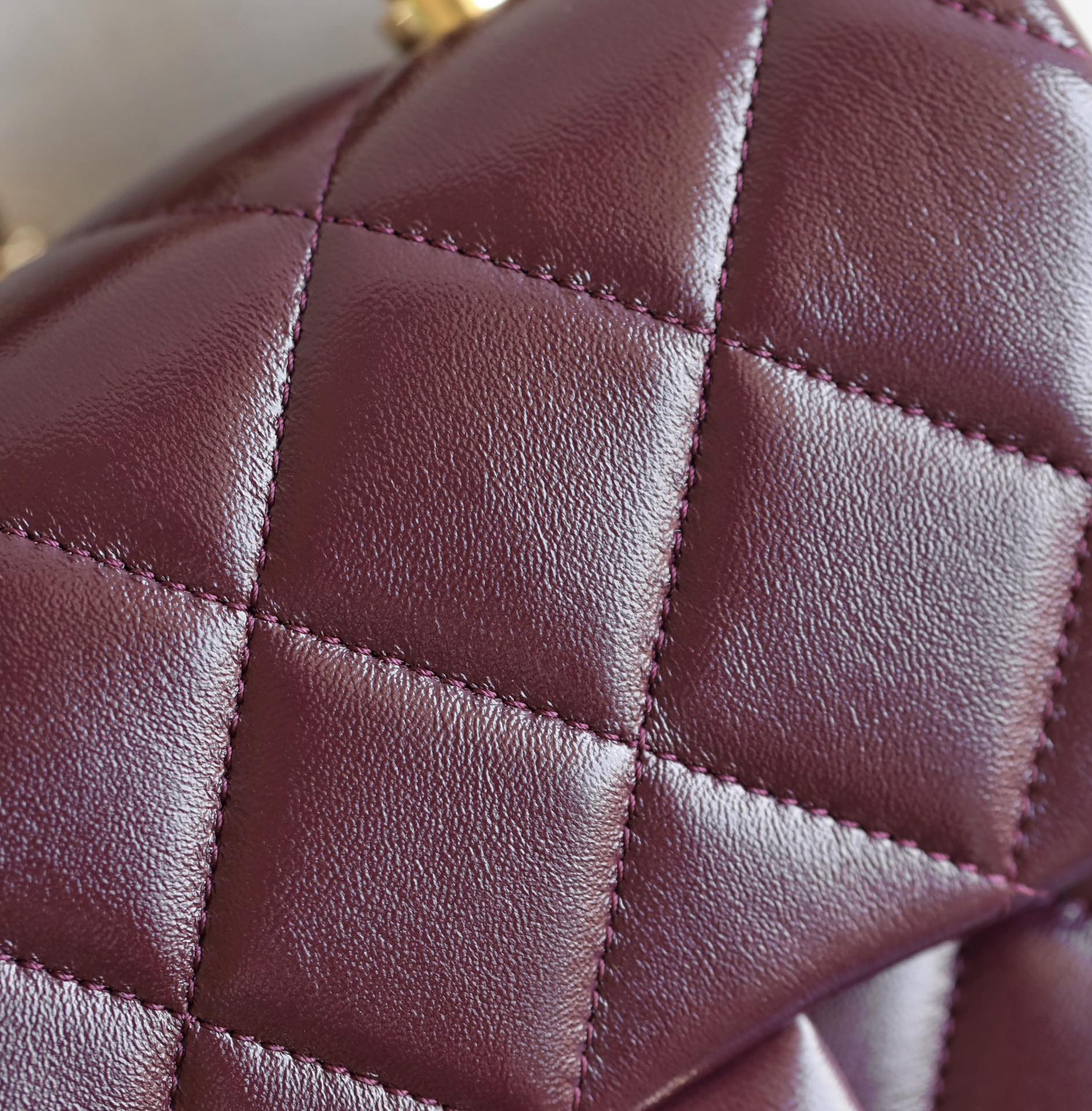 24B MINI FLAP BAG WITH TOP HANDLE 19CM BURGUNDY LAMBSKIN