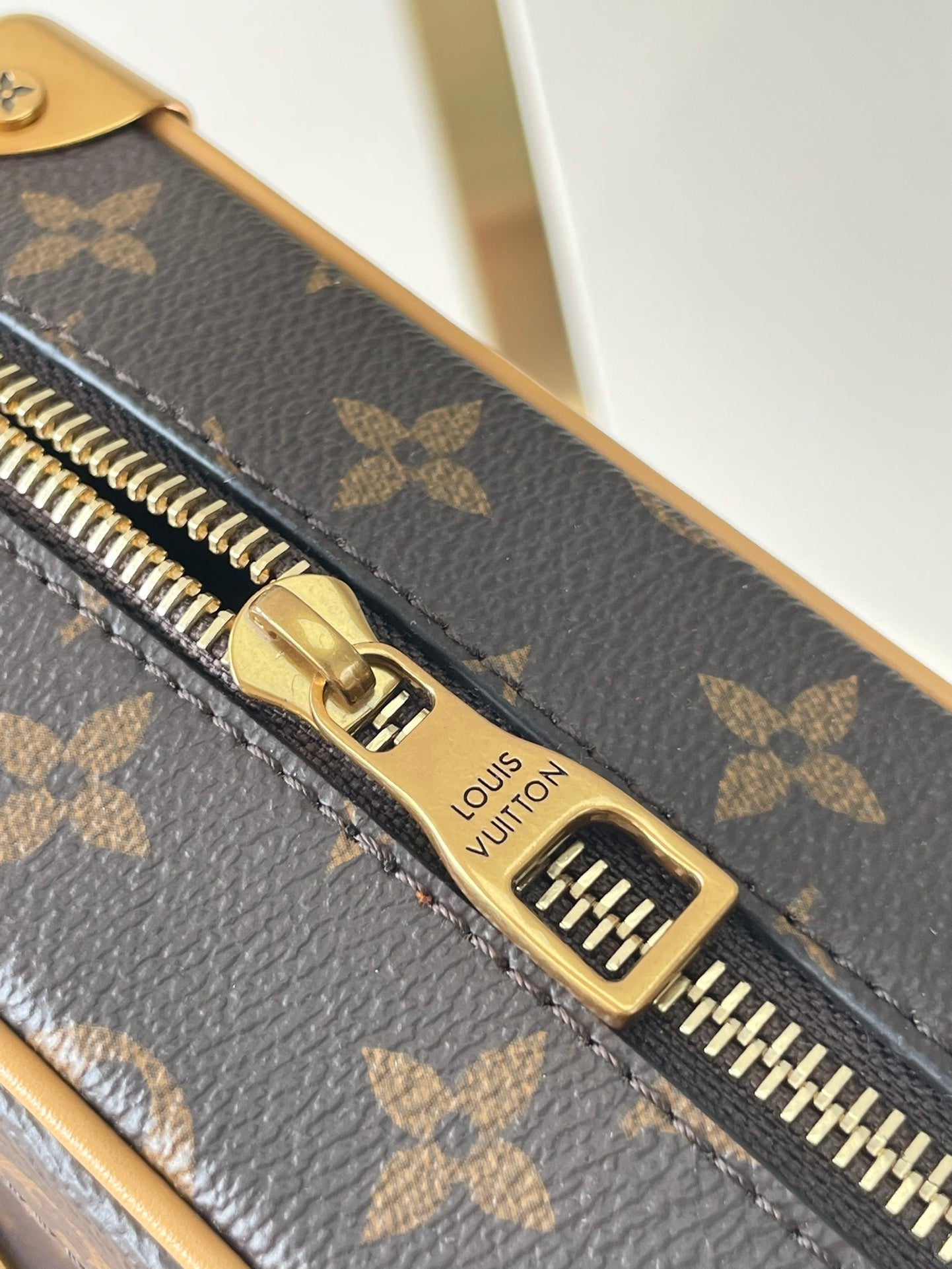 MINI COFFRE SOUPLE 18 PO EN TOILE MONOGRAMME MARRON QUINCAILLERIE DORÉ