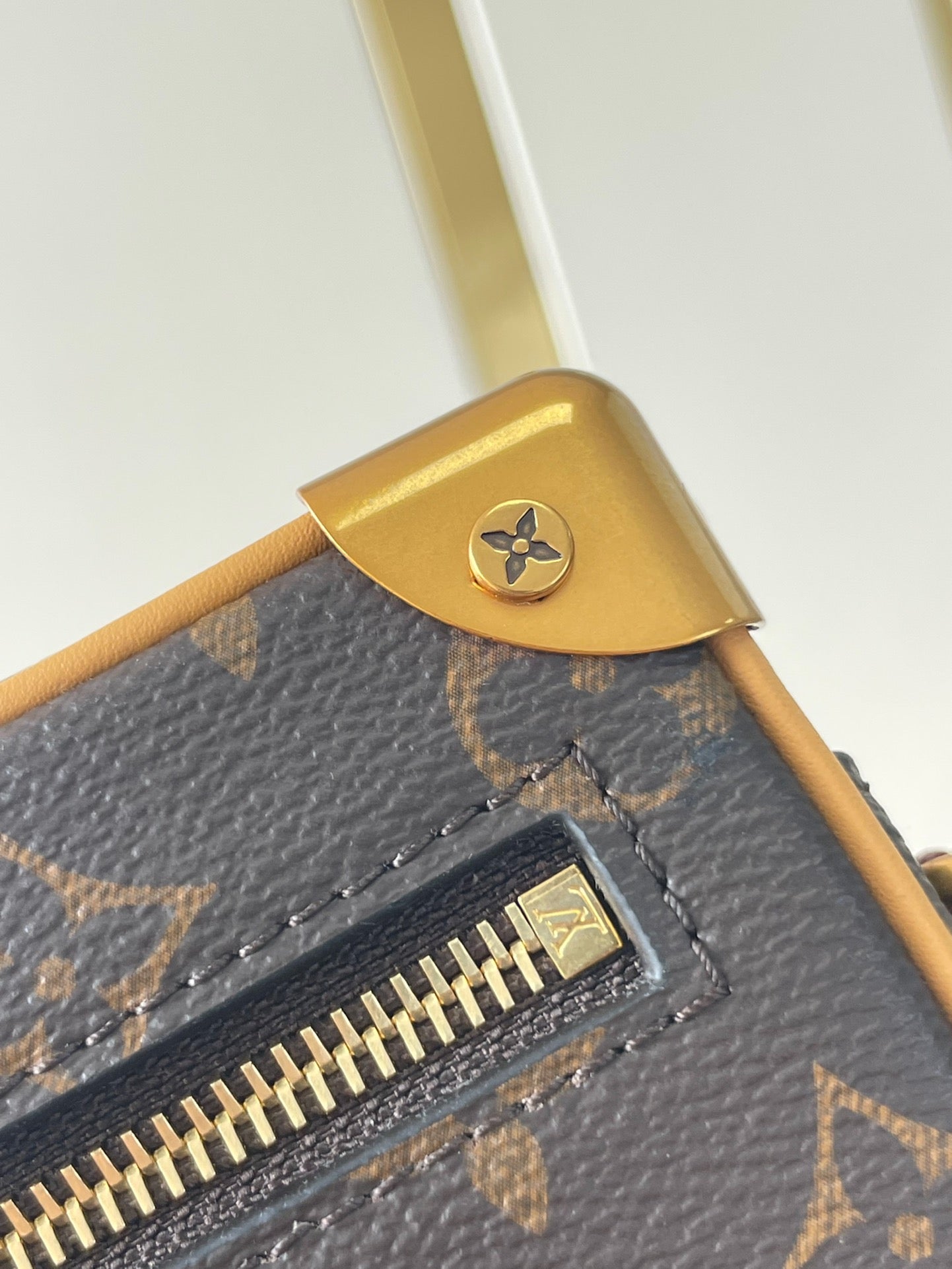 MINI COFFRE SOUPLE 18 PO EN TOILE MONOGRAMME MARRON QUINCAILLERIE DORÉ