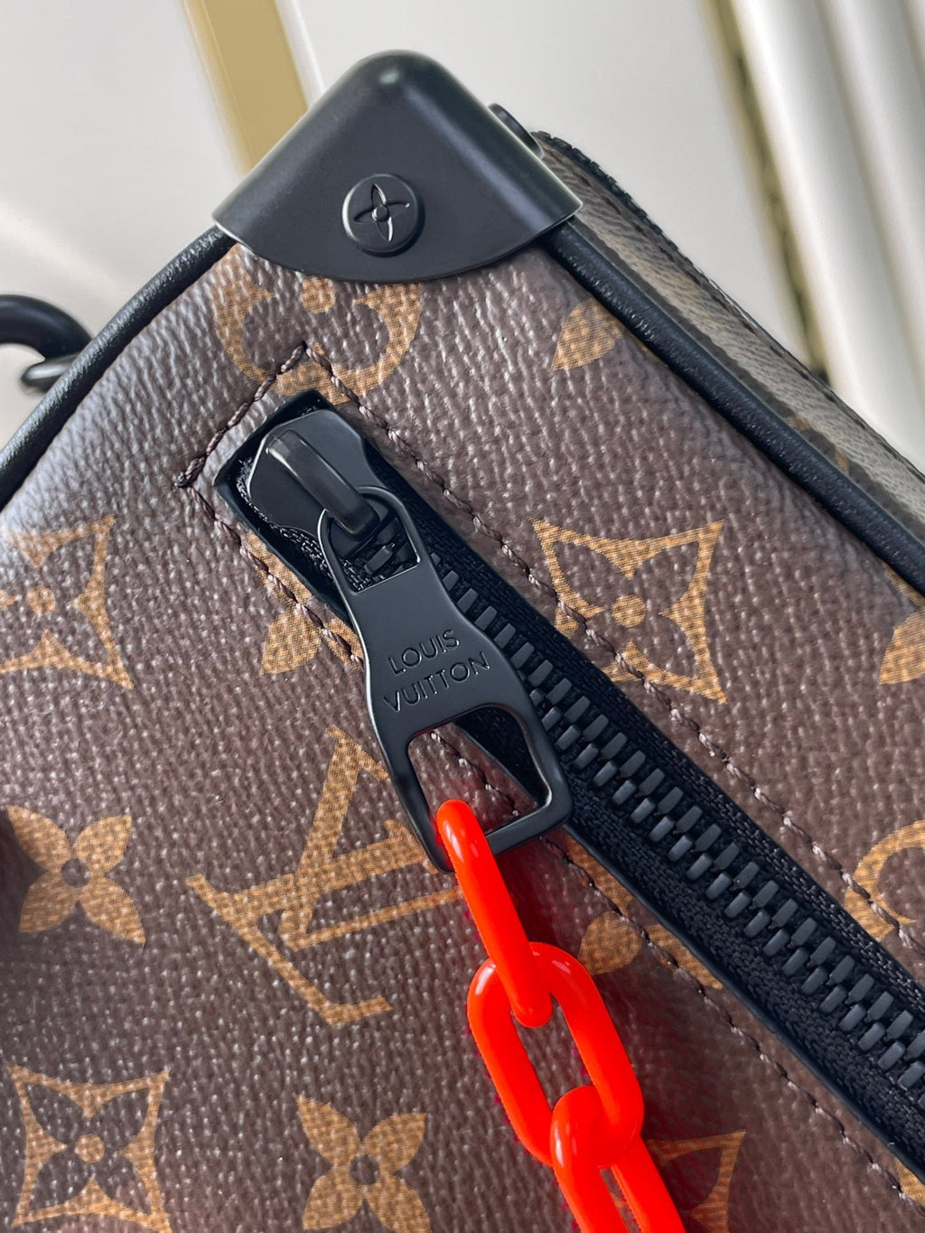 MINI COFFRE SOUPLE 18 PO EN TOILE MONOGRAMME MARRON CHAÎNE ROUGE ORANGE