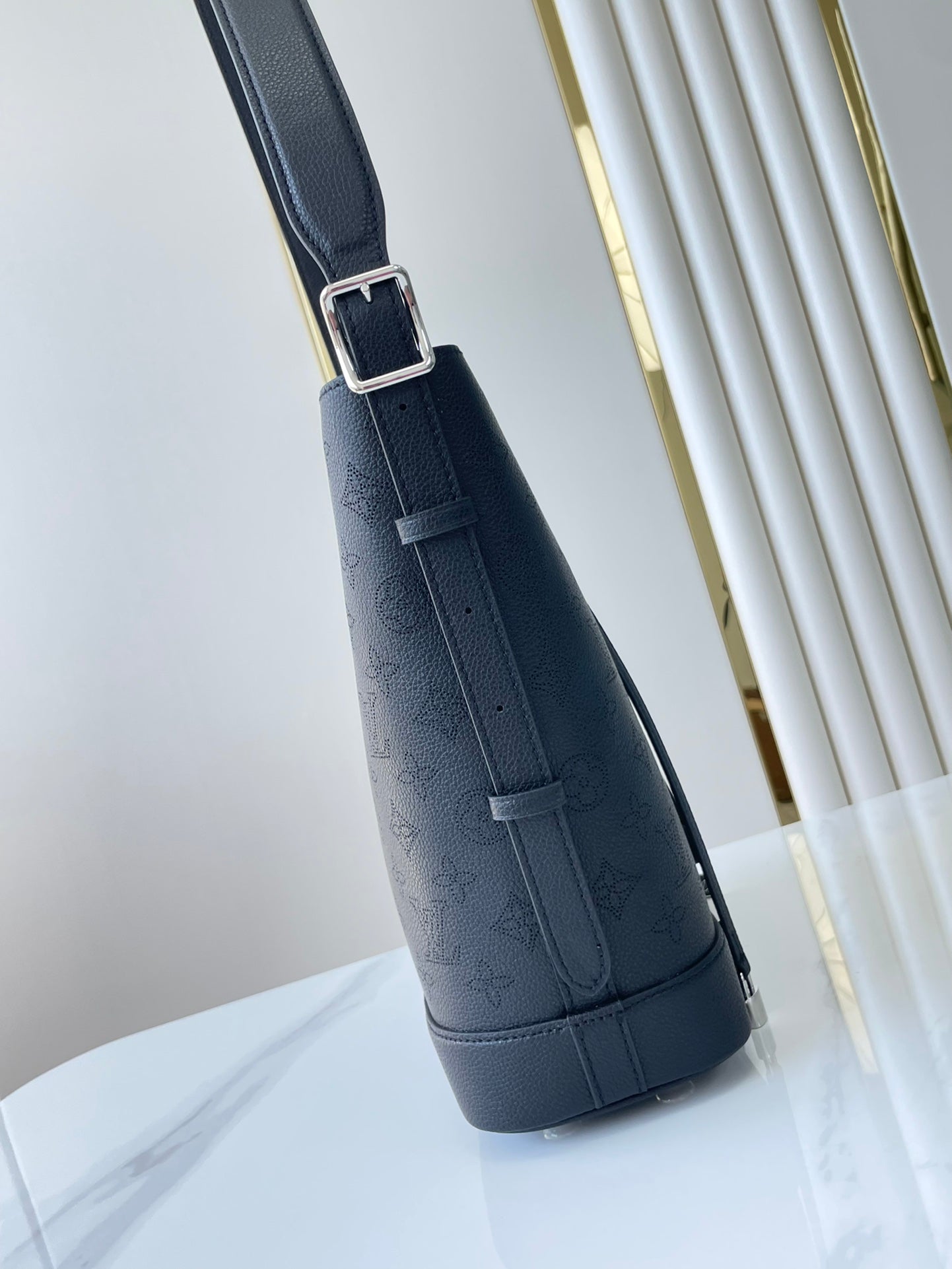 FLORE 28 EN CUIR DE VEAU PERFORÉ ANTHRACITE