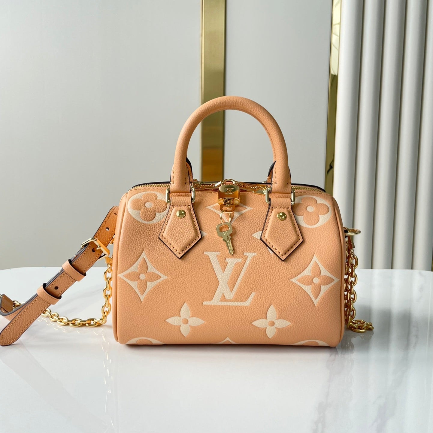 SPEEDY BANDOULIÈRE 20 EN CUIR EMPREINTE MONOGRAMME CRÈME ARIZONA