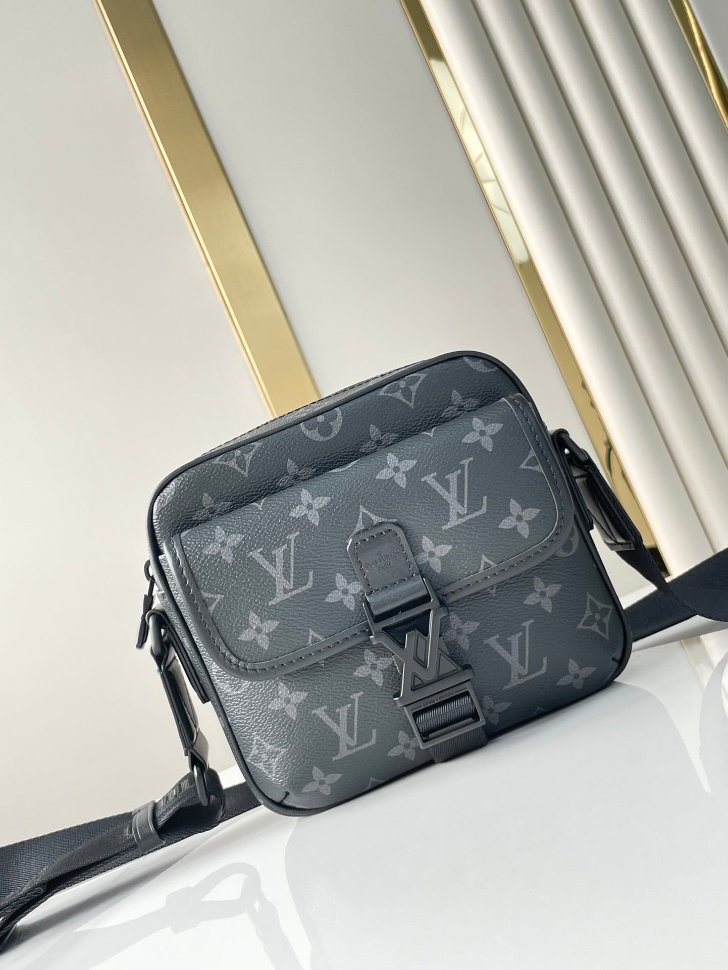 Sac messager GETAWAY 18 po en toile ECLIPSE avec monogramme en métal