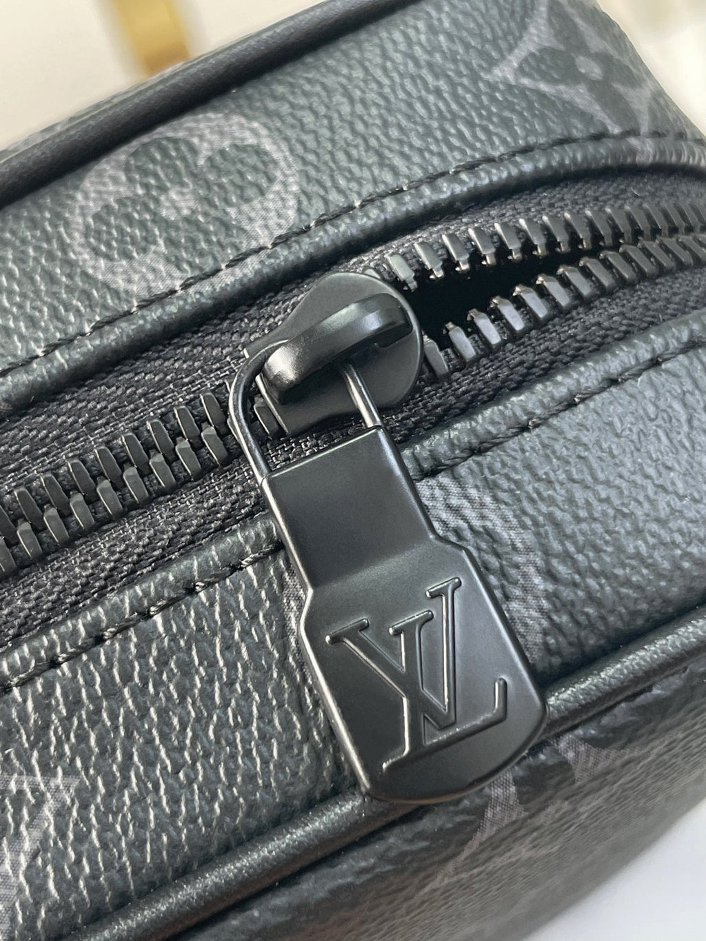 Sac messager GETAWAY 18 po en toile ECLIPSE avec monogramme en métal