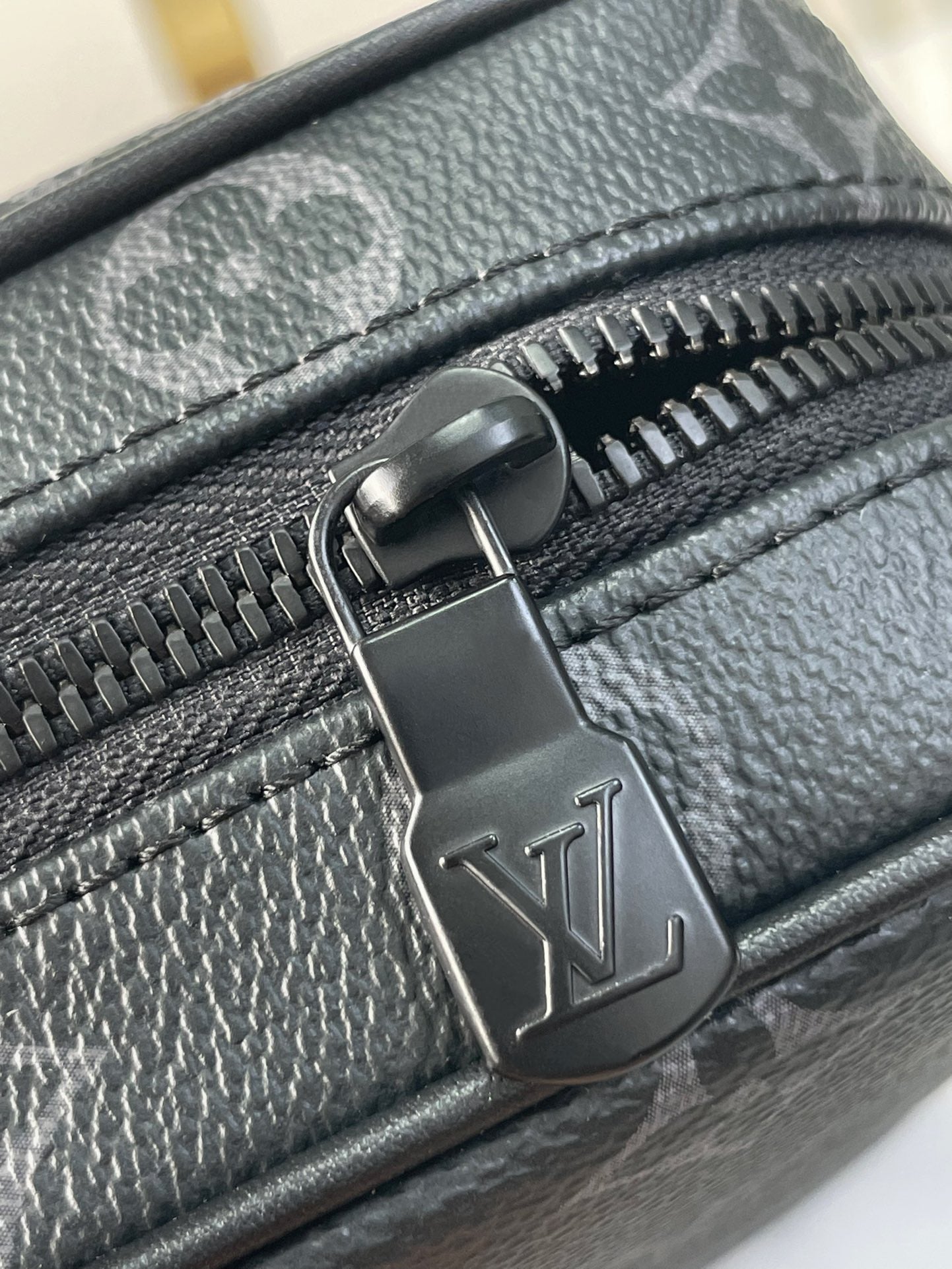 Sac messager GETAWAY 18 po en toile ECLIPSE avec monogramme en métal