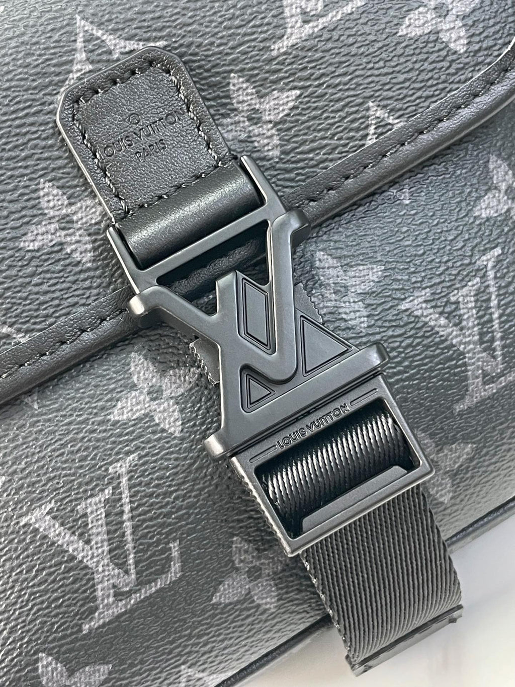 Sac messager GETAWAY 18 po en toile ECLIPSE avec monogramme en métal