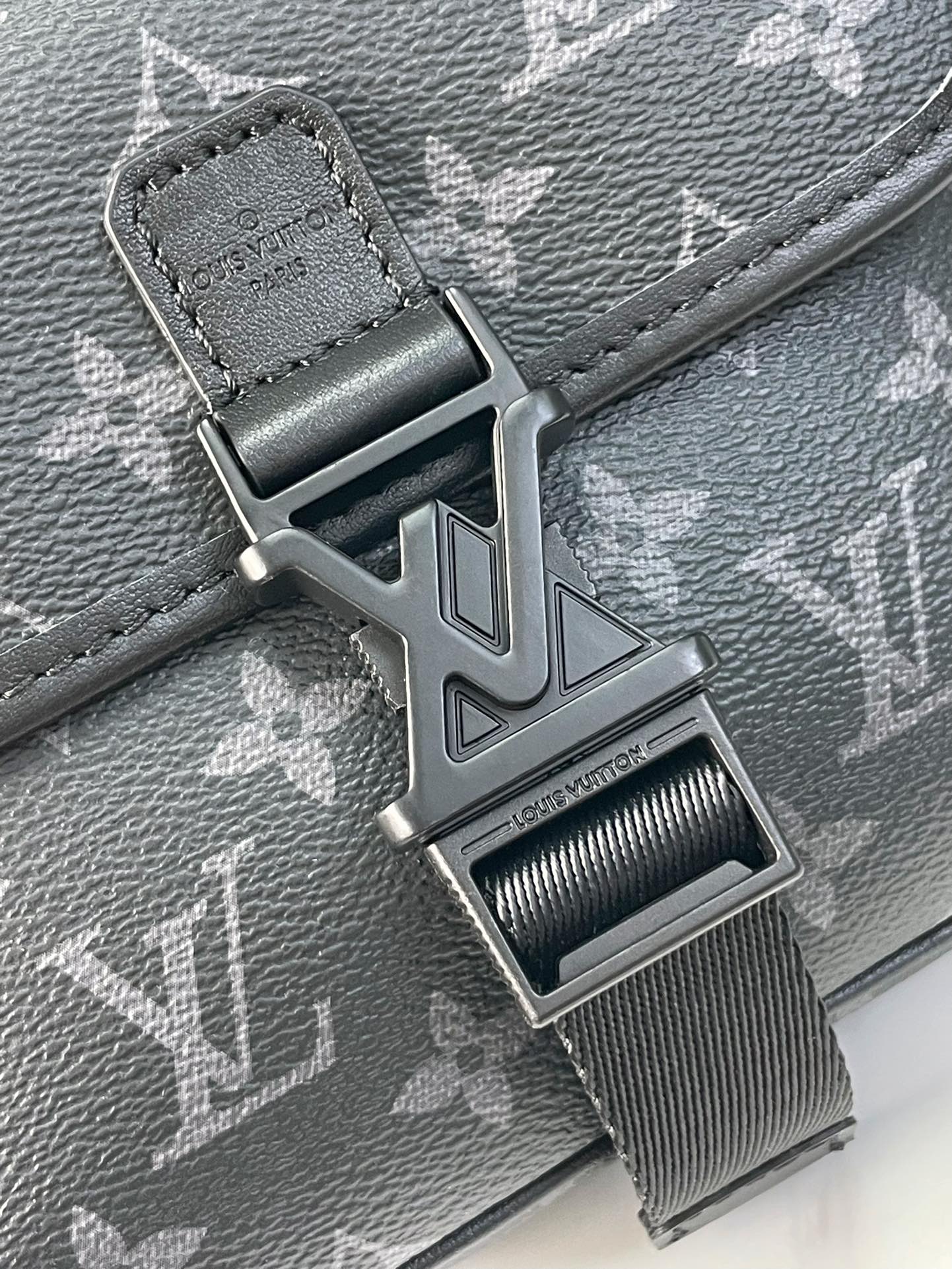 Sac messager GETAWAY 18 po en toile ECLIPSE avec monogramme en métal