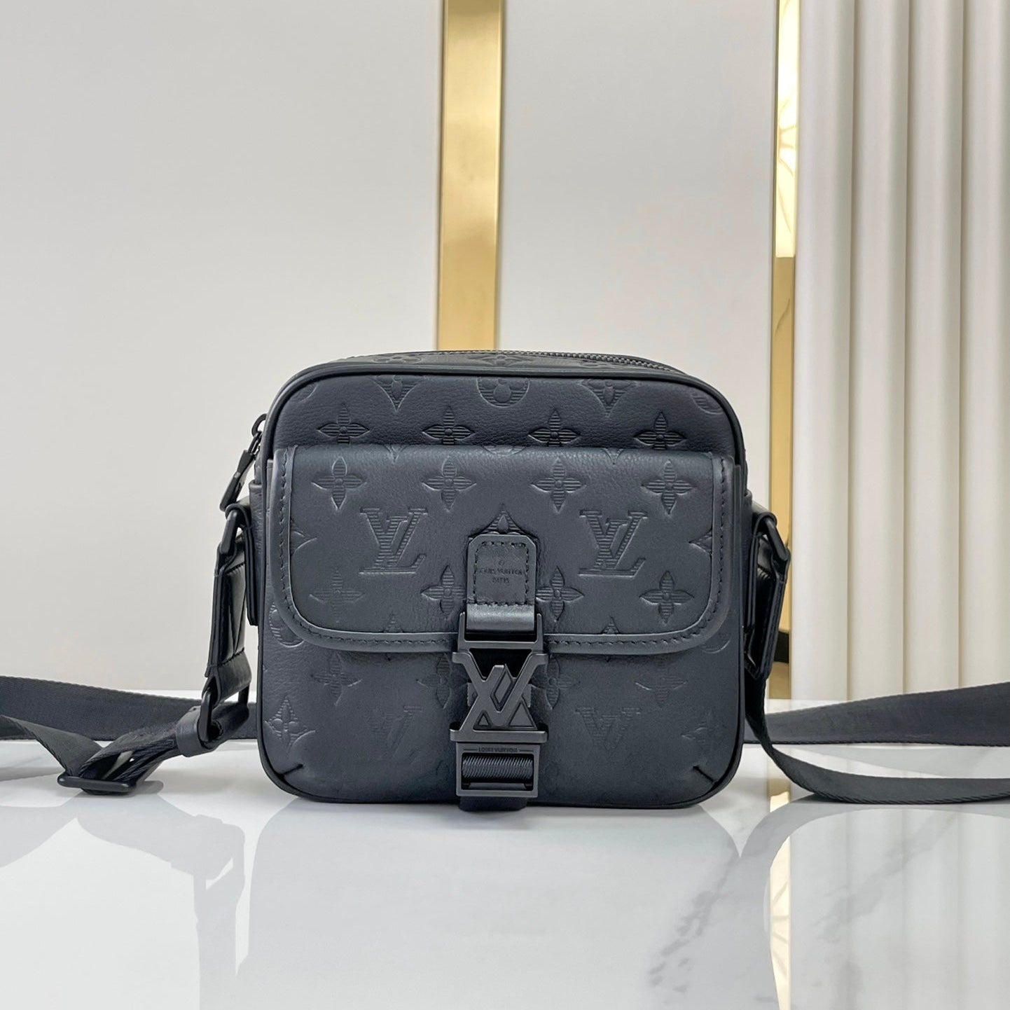 SAC MESSAGER GETAWAY 18 EN CUIR DE VEAU GAUFRÉ NOIR