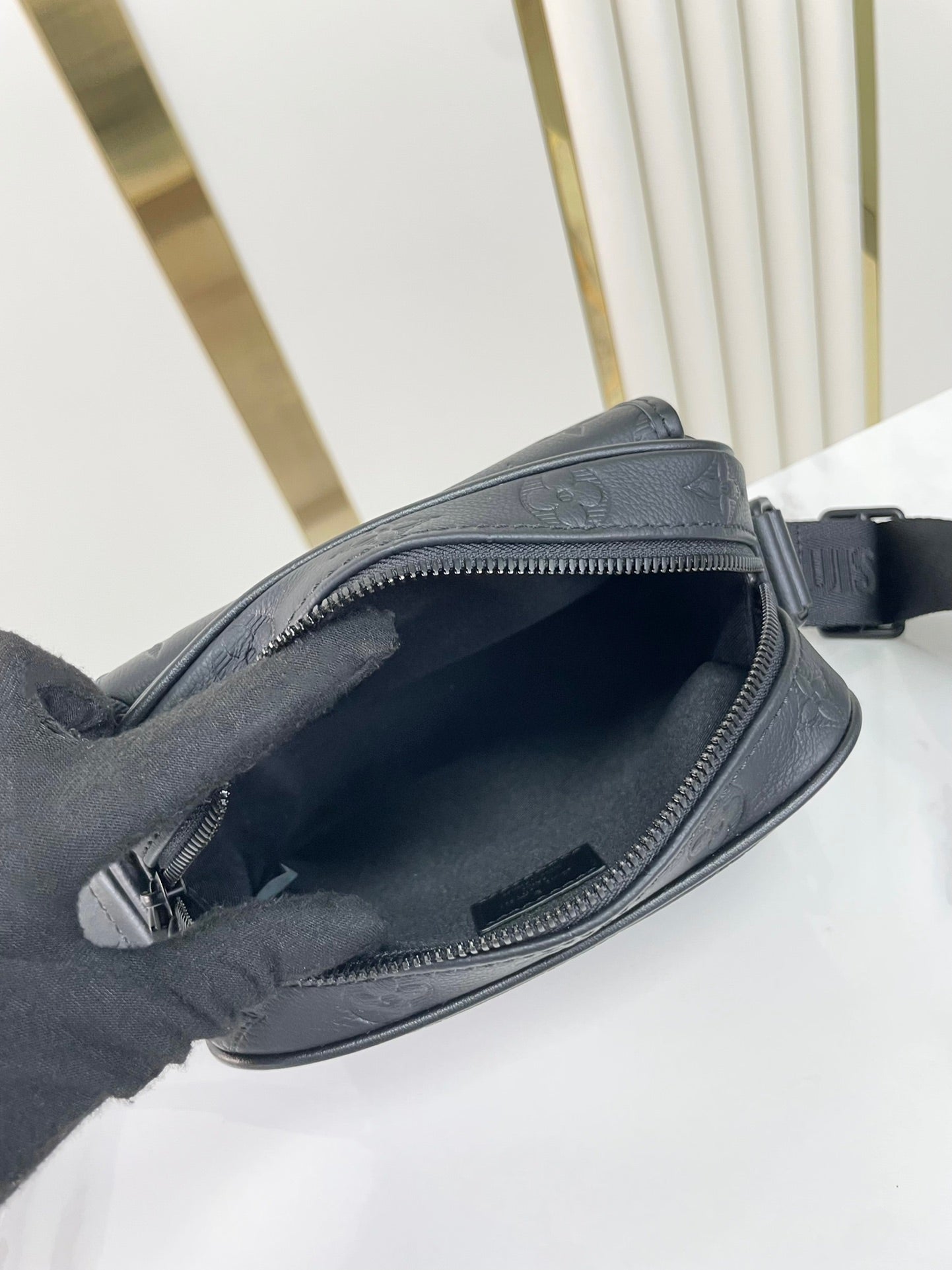 SAC MESSAGER GETAWAY 18 EN CUIR DE VEAU GAUFRÉ NOIR
