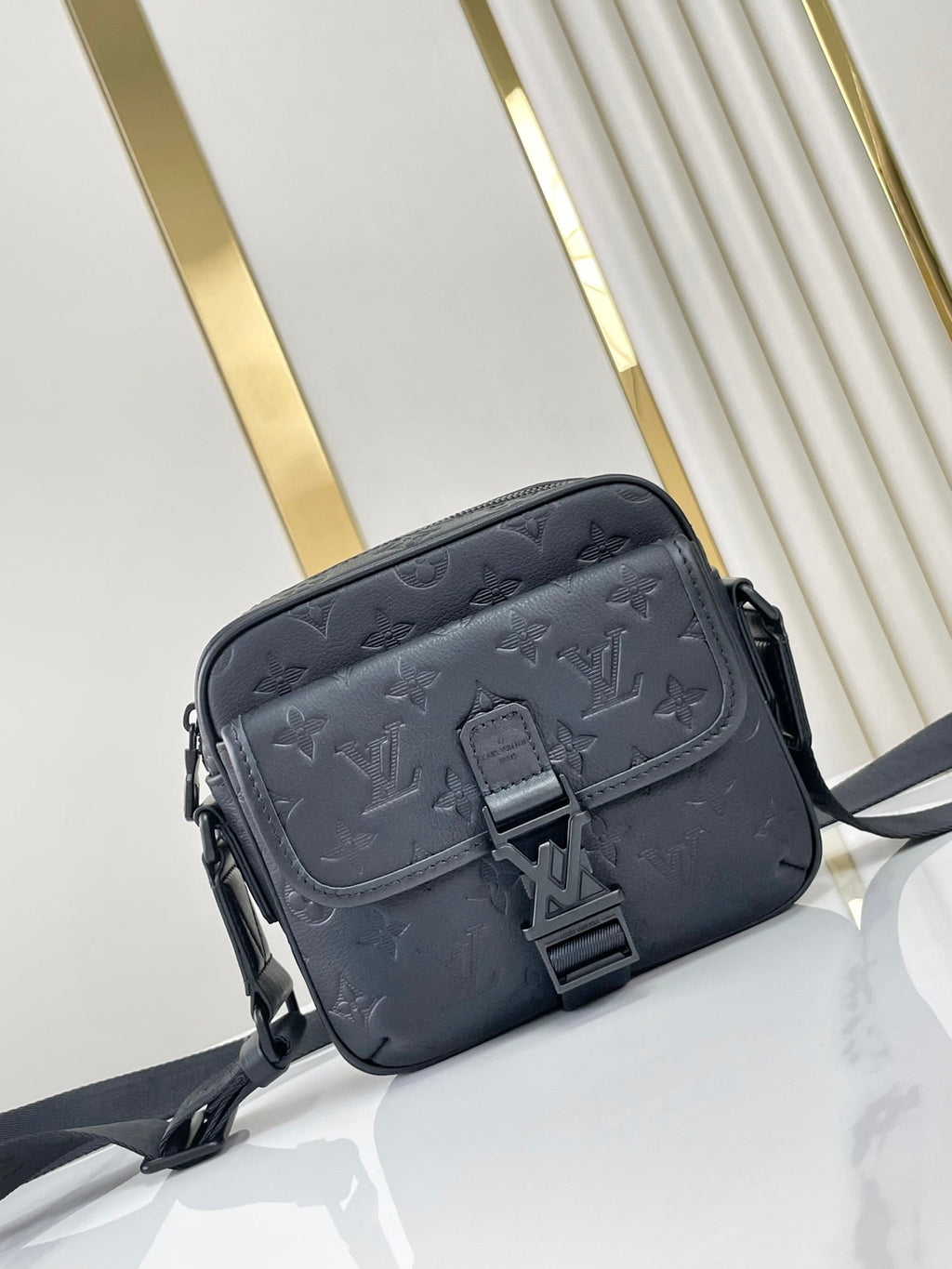 SAC MESSAGER GETAWAY 18 EN CUIR DE VEAU GAUFRÉ NOIR