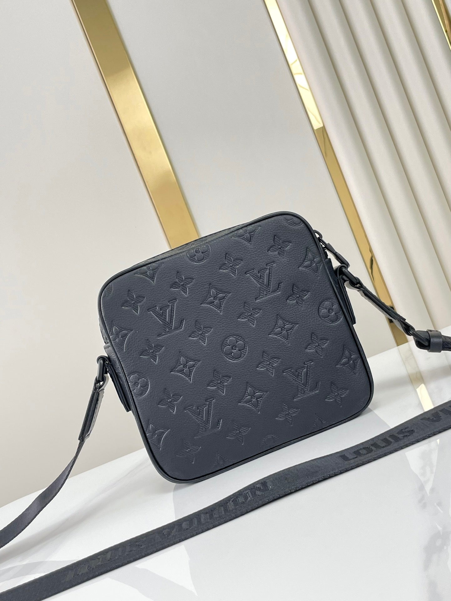 SAC MESSAGER GETAWAY 18 EN CUIR DE VEAU GAUFRÉ NOIR