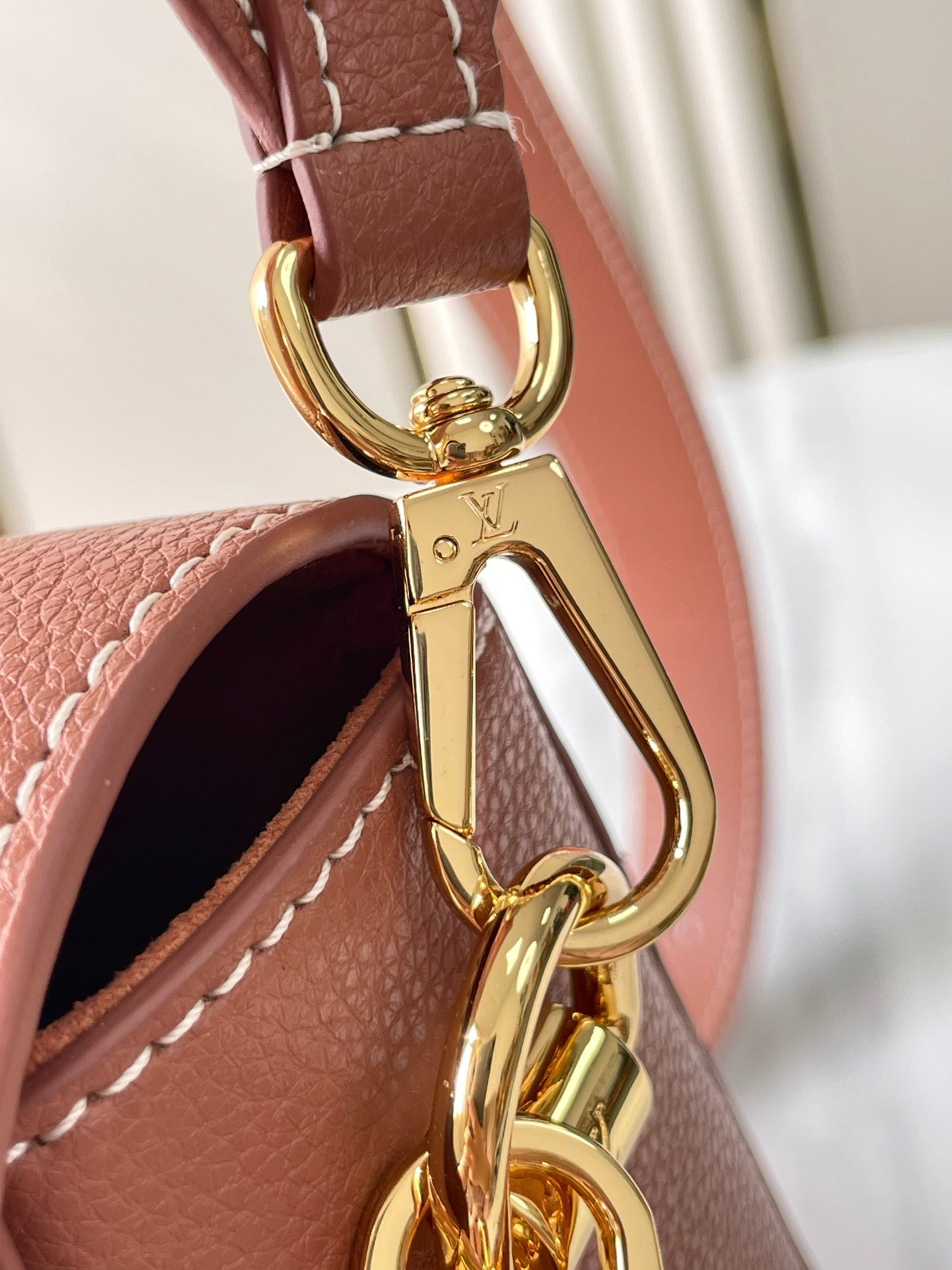 SOFT TWIST 27 EN CUIR DE VEAU COGNAC LOGO DORÉ
