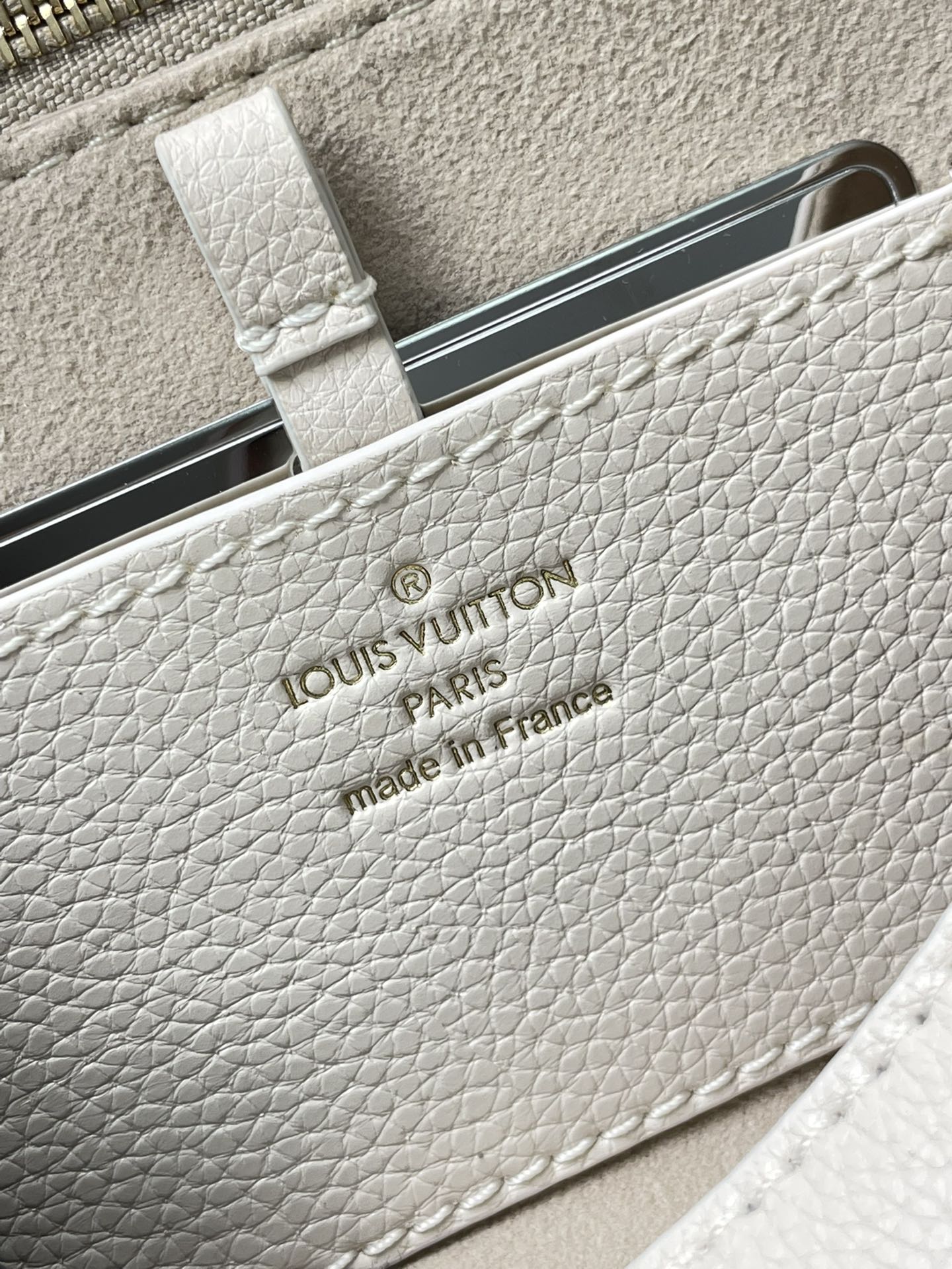 SOFT TWIST 27 EN CUIR DE VEAU BLANC LOGO DORÉ