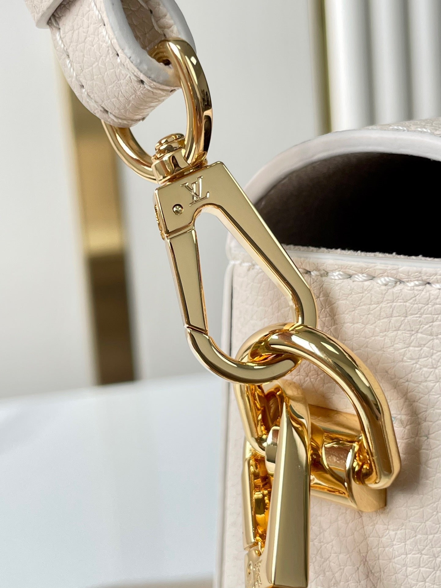 SOFT TWIST 27 EN CUIR DE VEAU BLANC LOGO DORÉ