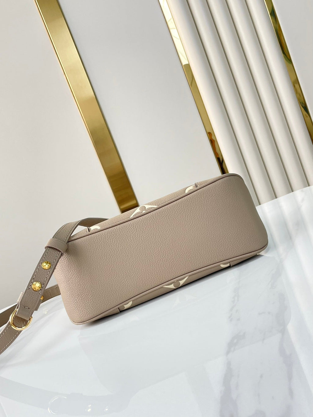 BOULOGNE 29 EN CUIR EMPREINTE MONOGRAMME GRIS TOURTERELLE ET CRÈME, QUINCAILLERIE DORÉ