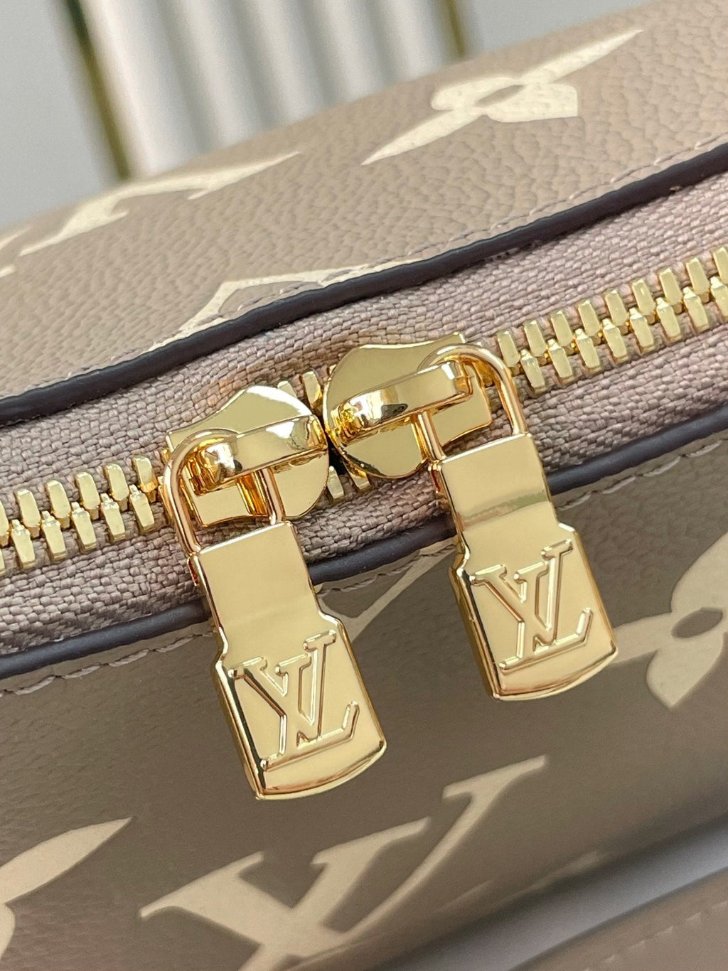 BOULOGNE 29 EN CUIR EMPREINTE MONOGRAMME GRIS TOURTERELLE ET CRÈME, QUINCAILLERIE DORÉ