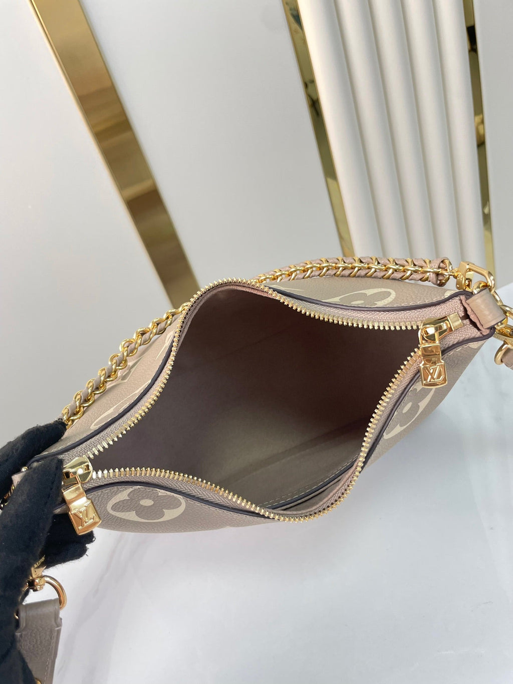 BOULOGNE 29 EN CUIR EMPREINTE MONOGRAMME GRIS TOURTERELLE ET CRÈME, QUINCAILLERIE DORÉ