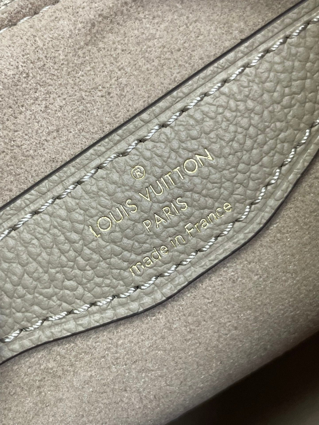 BOULOGNE 29 EN CUIR EMPREINTE MONOGRAMME GRIS TOURTERELLE ET CRÈME, QUINCAILLERIE DORÉ