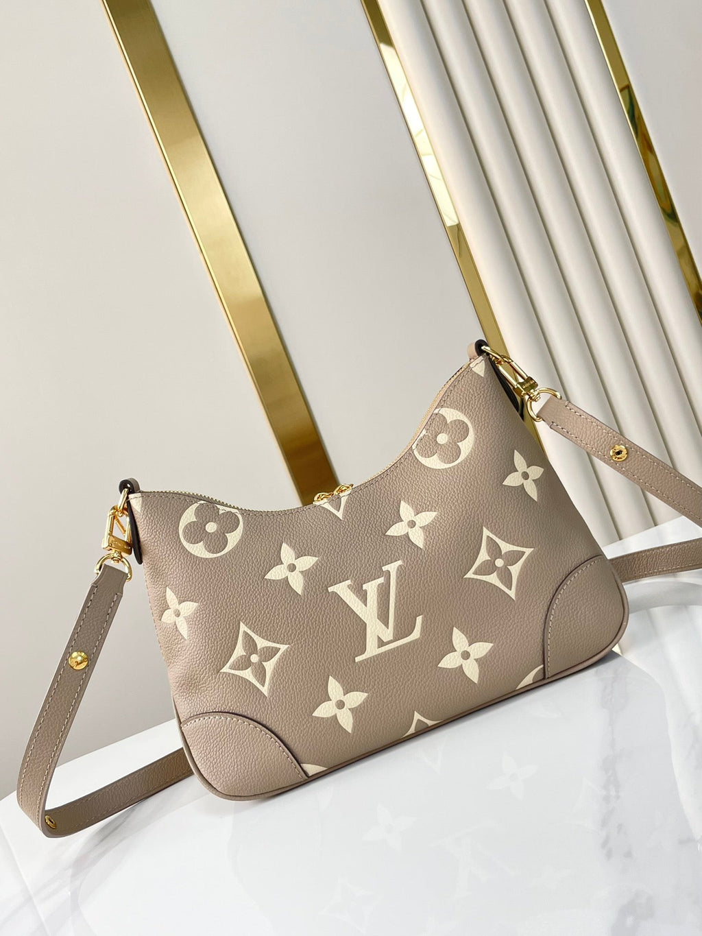BOULOGNE 29 EN CUIR EMPREINTE MONOGRAMME GRIS TOURTERELLE ET CRÈME, QUINCAILLERIE DORÉ