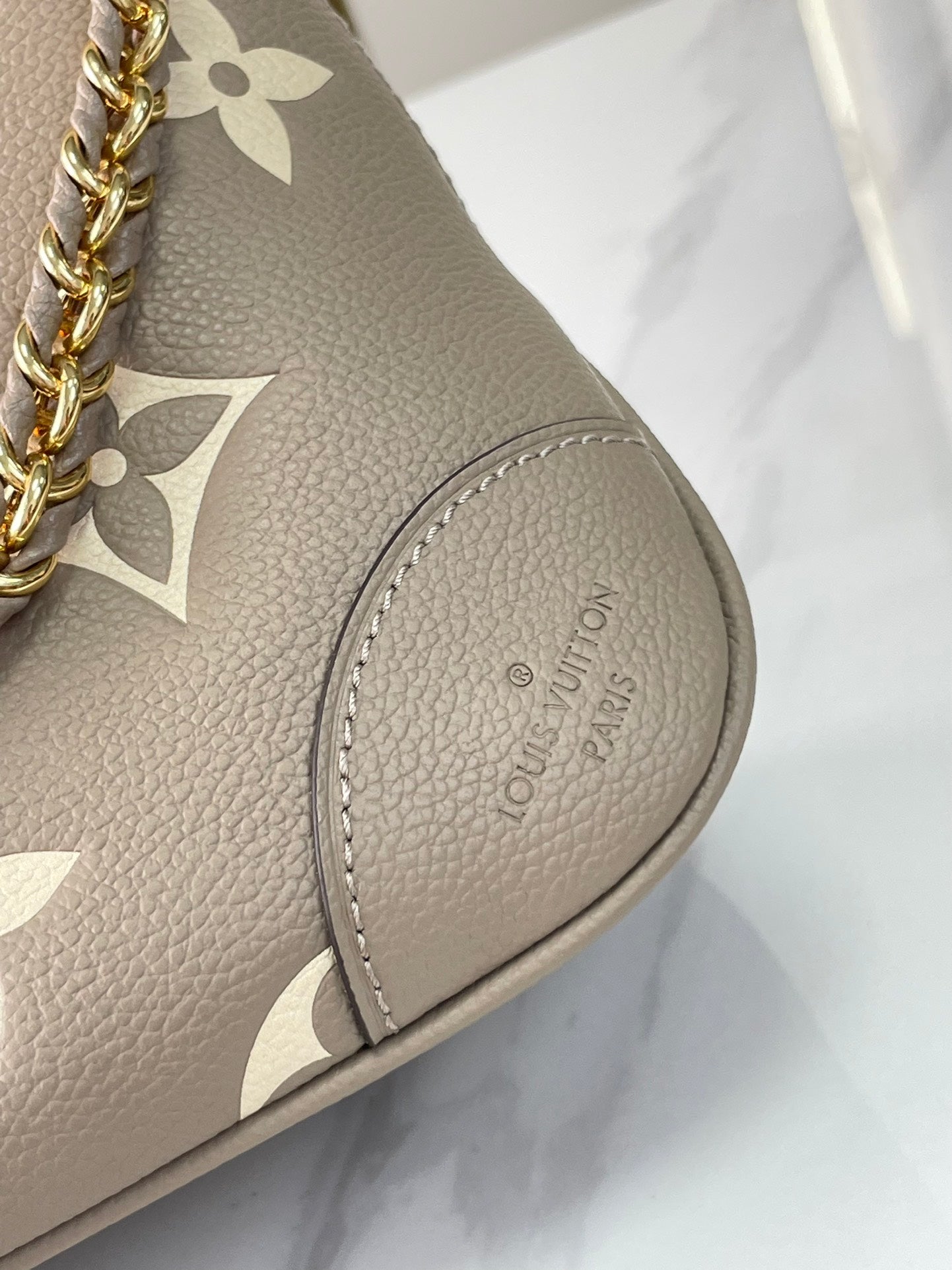 BOULOGNE 29 EN CUIR EMPREINTE MONOGRAMME GRIS TOURTERELLE ET CRÈME, QUINCAILLERIE DORÉ