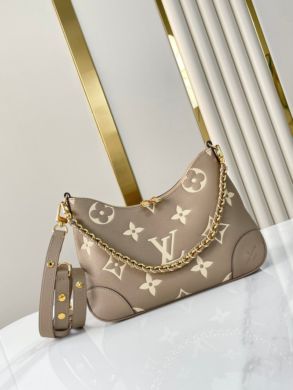 BOULOGNE 29 EN CUIR EMPREINTE MONOGRAMME GRIS TOURTERELLE ET CRÈME, QUINCAILLERIE DORÉ