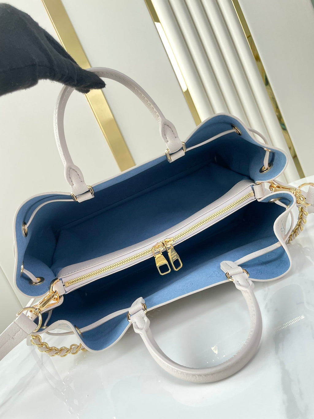 Sac cabas Bella 32 en cuir de veau perforé Blume, accessoires dorés