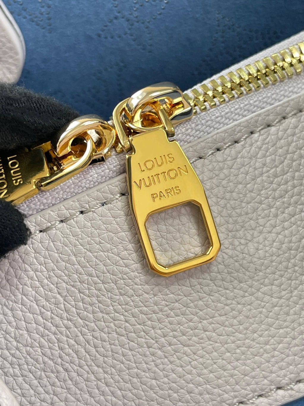 Sac cabas Bella 32 en cuir de veau perforé Blume, accessoires dorés