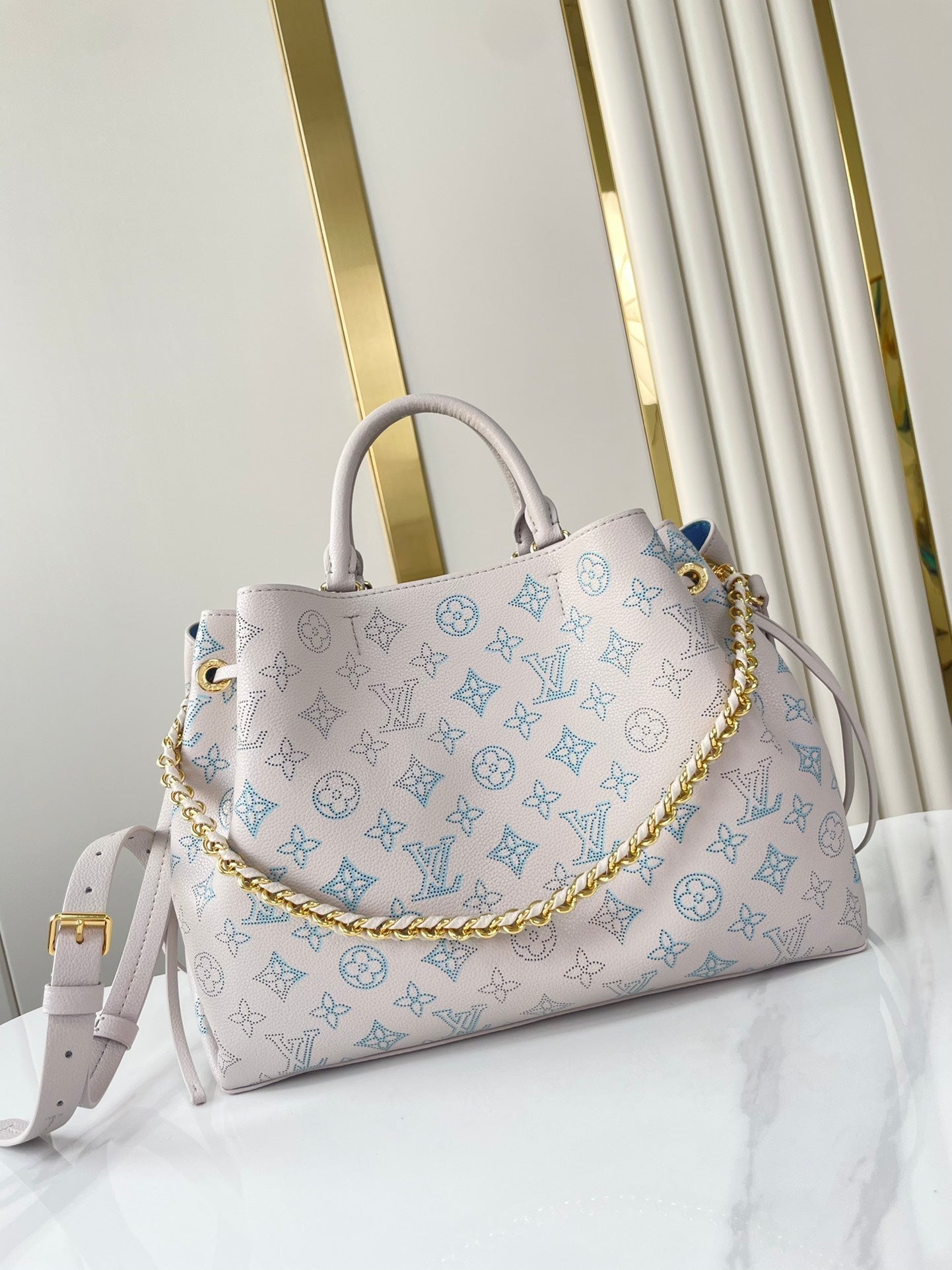 Sac cabas Bella 32 en cuir de veau perforé Blume, accessoires dorés