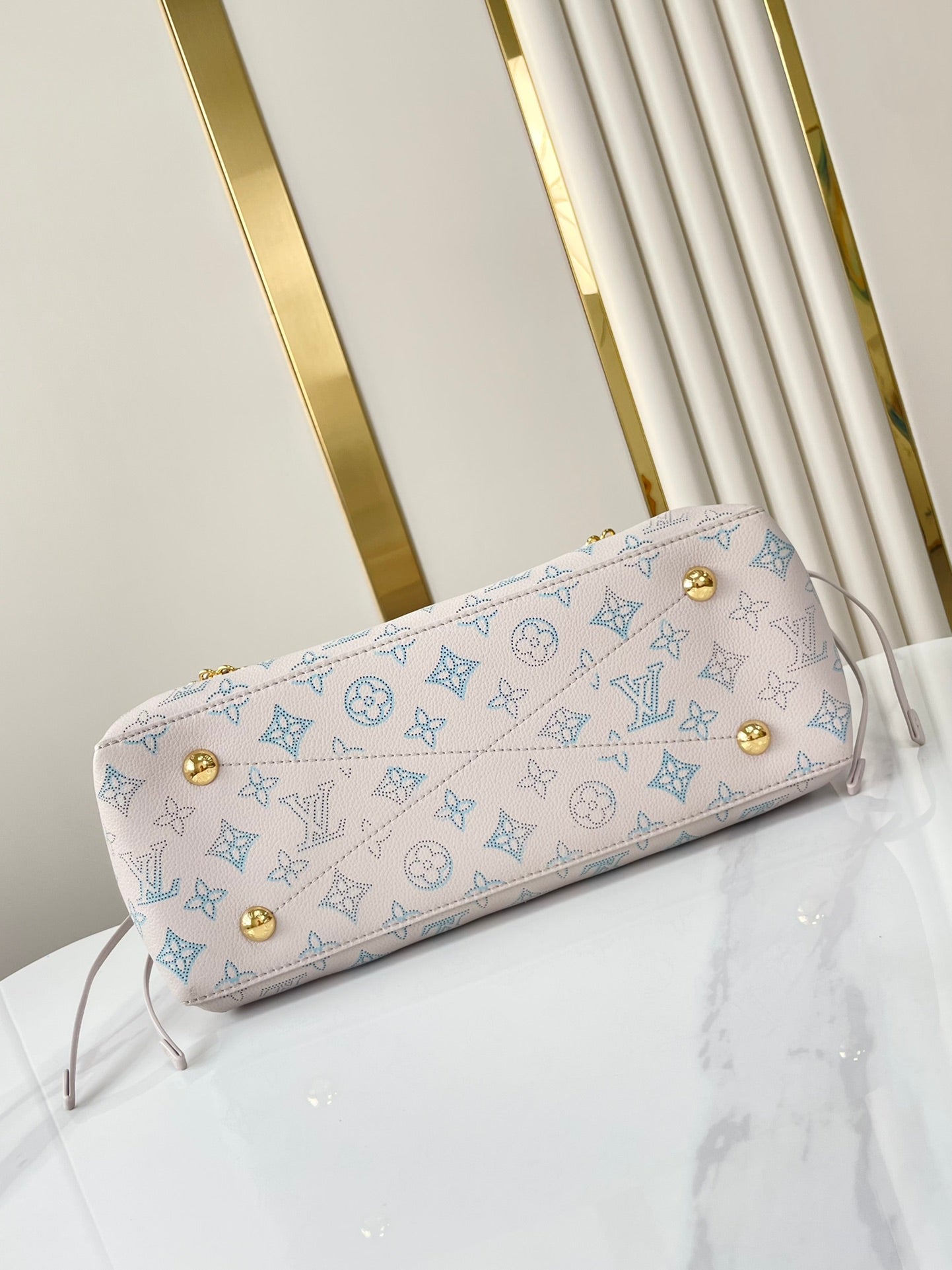 Sac cabas Bella 32 en cuir de veau perforé Blume, accessoires dorés
