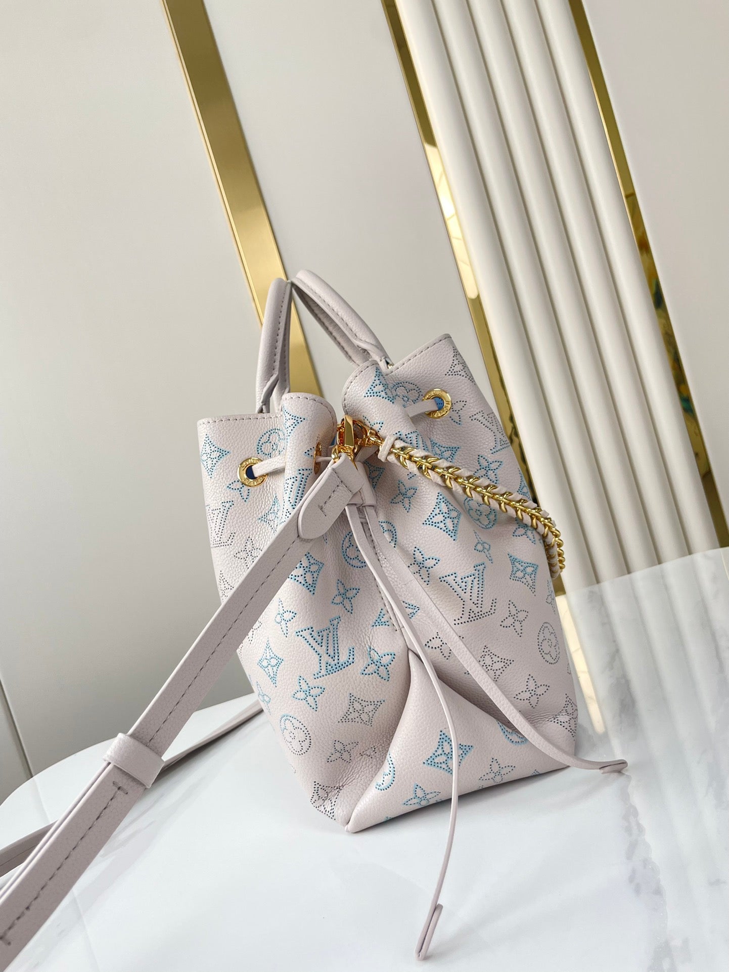 Sac cabas Bella 32 en cuir de veau perforé Blume, accessoires dorés