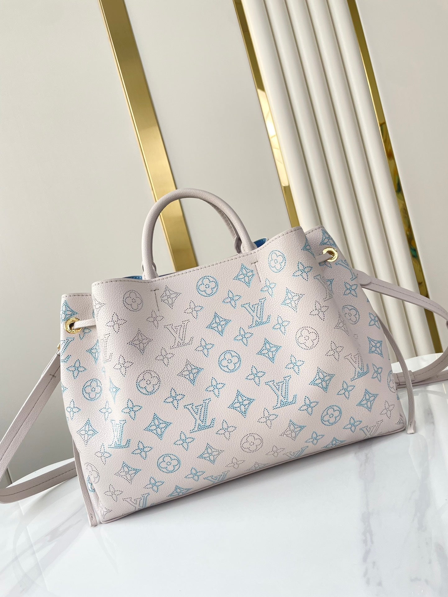 Sac cabas Bella 32 en cuir de veau perforé Blume, accessoires dorés
