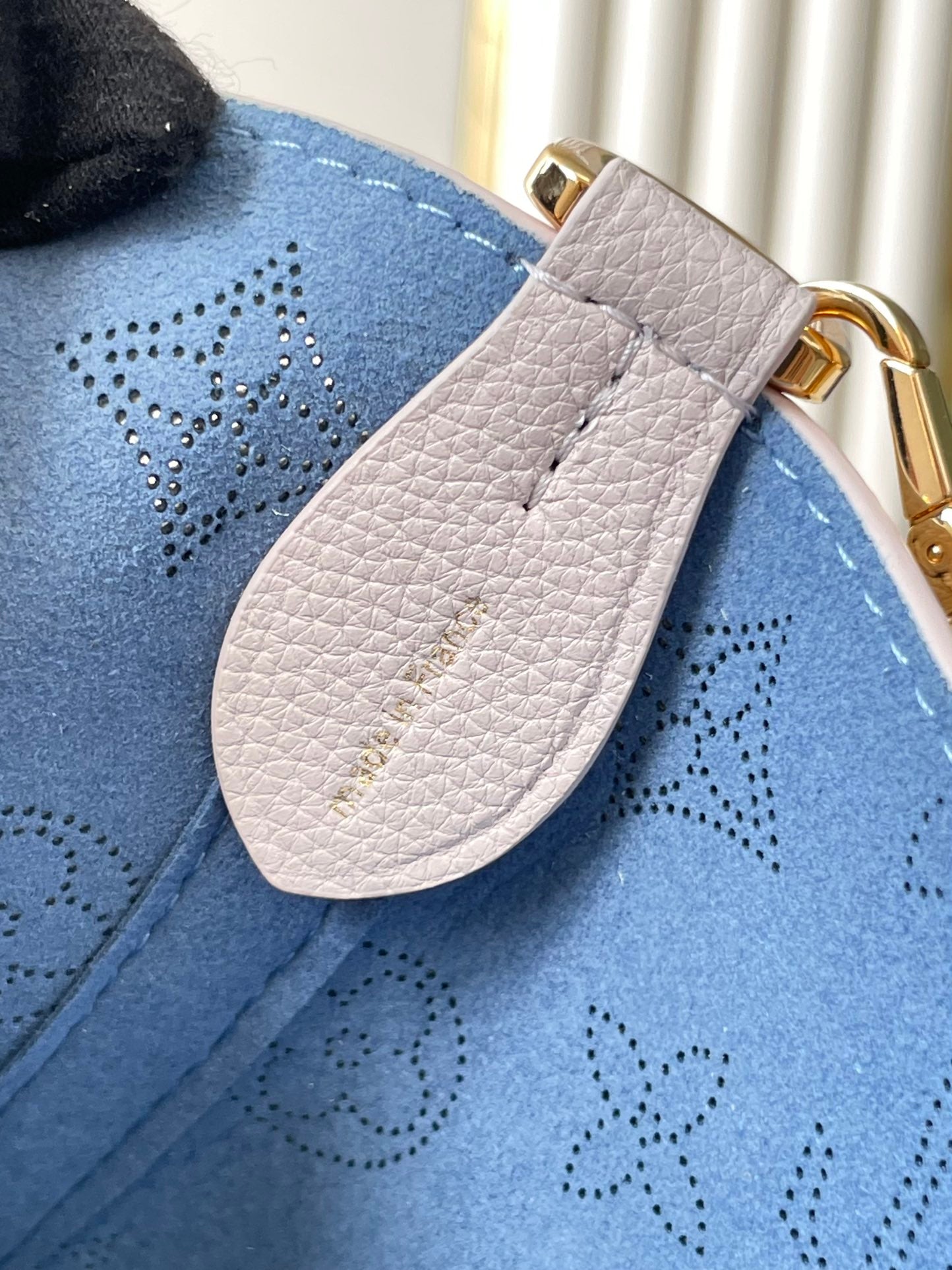 BLOSSOM PM 20 EN CUIR DE VEAU PERFORÉ BLUME