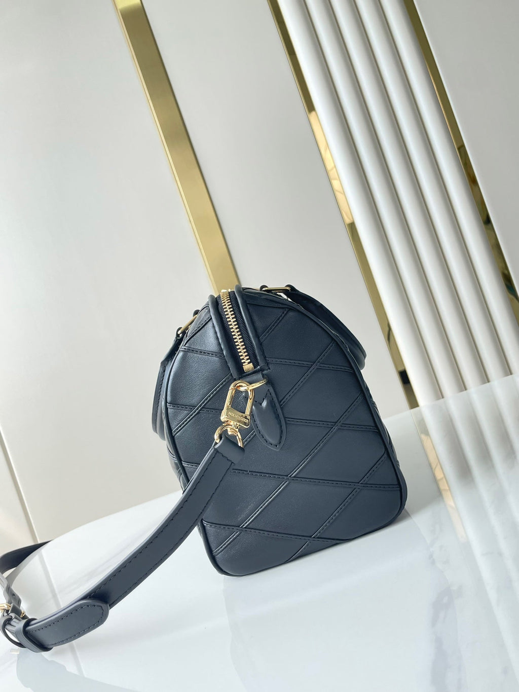 SPEEDY BANDOULIÈRE 25 AVEC MOTIF CROISÉ EN CUIR D'AGNEAU NOIR
