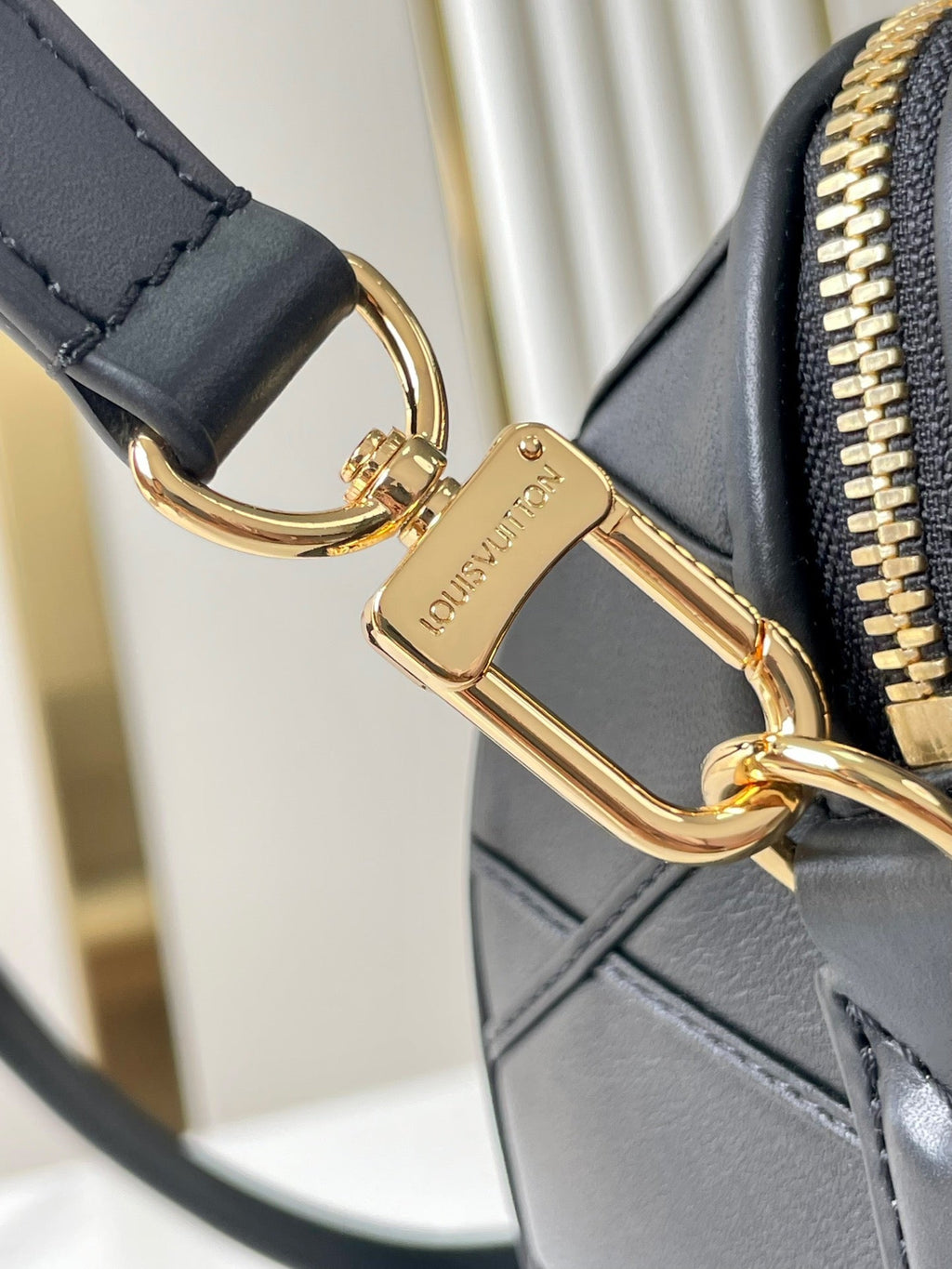 SPEEDY BANDOULIÈRE 25 AVEC MOTIF CROISÉ EN CUIR D'AGNEAU NOIR