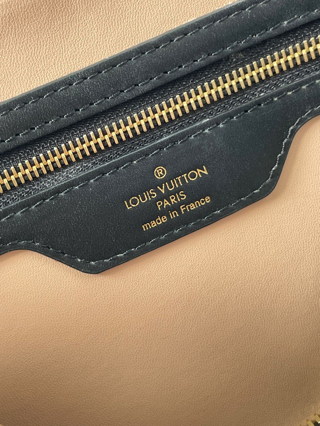 SPEEDY BANDOULIÈRE 25 AVEC MOTIF CROISÉ EN CUIR D'AGNEAU NOIR
