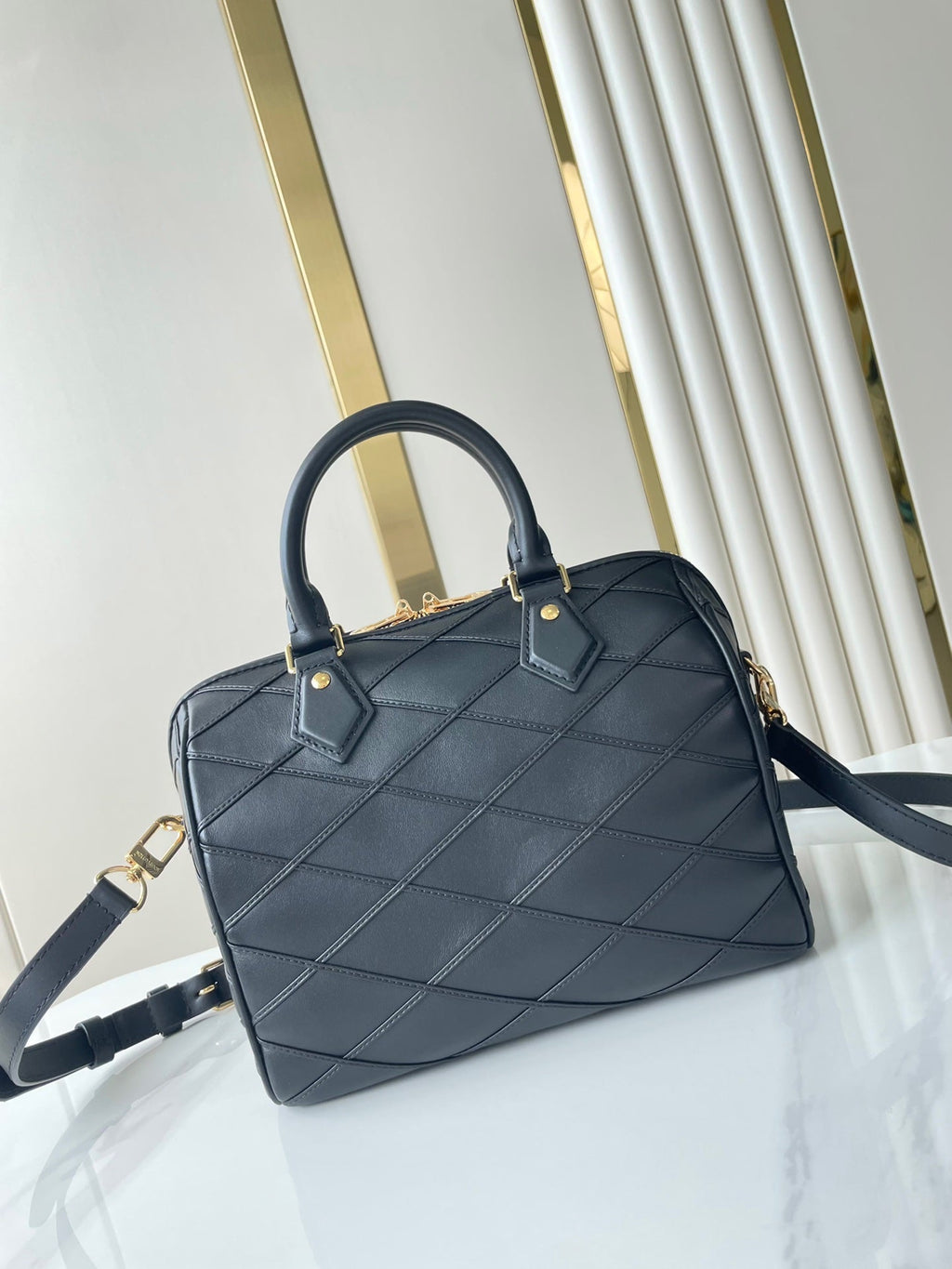 SPEEDY BANDOULIÈRE 25 AVEC MOTIF CROISÉ EN CUIR D'AGNEAU NOIR