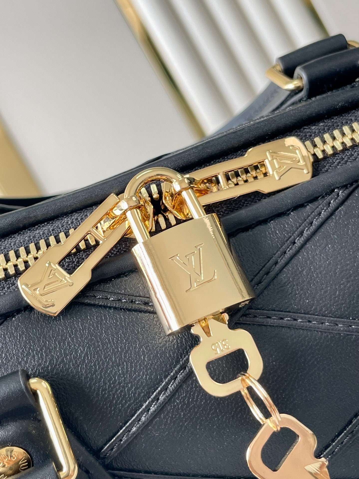 SPEEDY BANDOULIÈRE 25 AVEC MOTIF CROISÉ EN CUIR D'AGNEAU NOIR