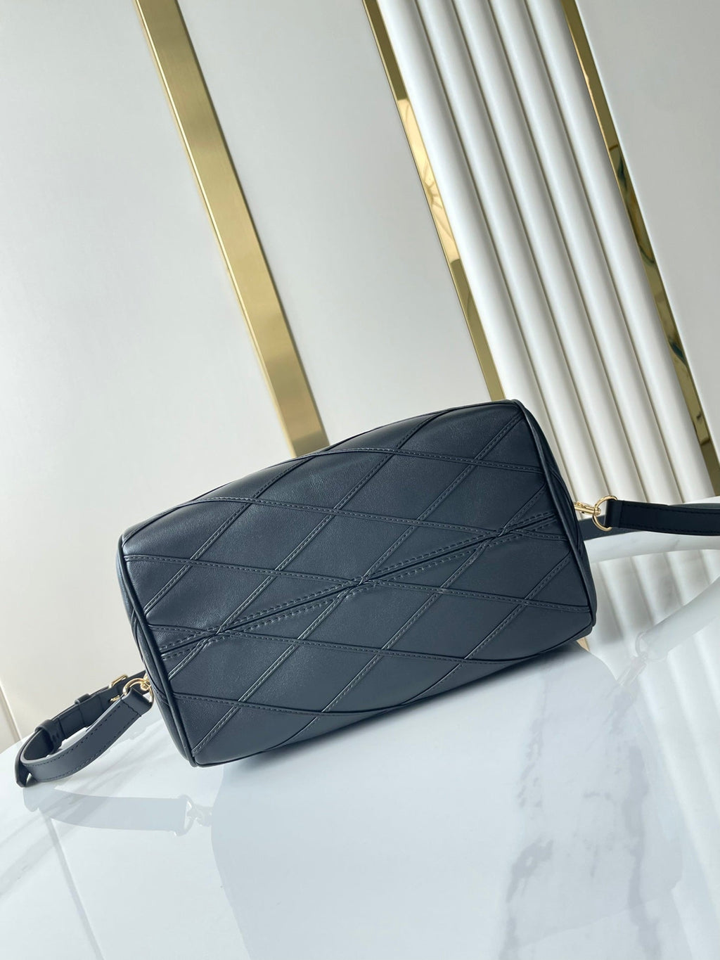 SPEEDY BANDOULIÈRE 25 AVEC MOTIF CROISÉ EN CUIR D'AGNEAU NOIR
