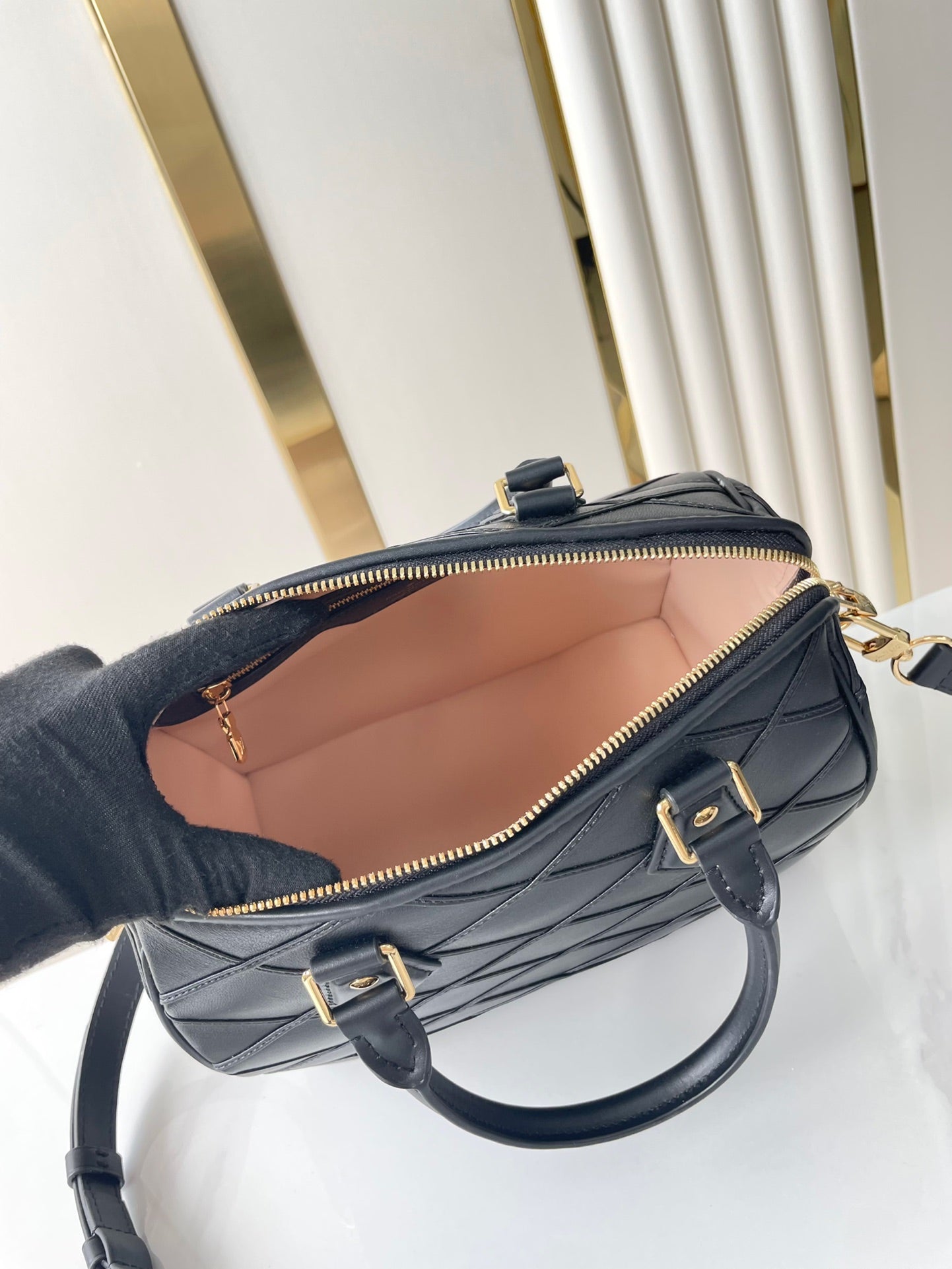 SPEEDY BANDOULIÈRE 25 AVEC MOTIF CROISÉ EN CUIR D'AGNEAU NOIR