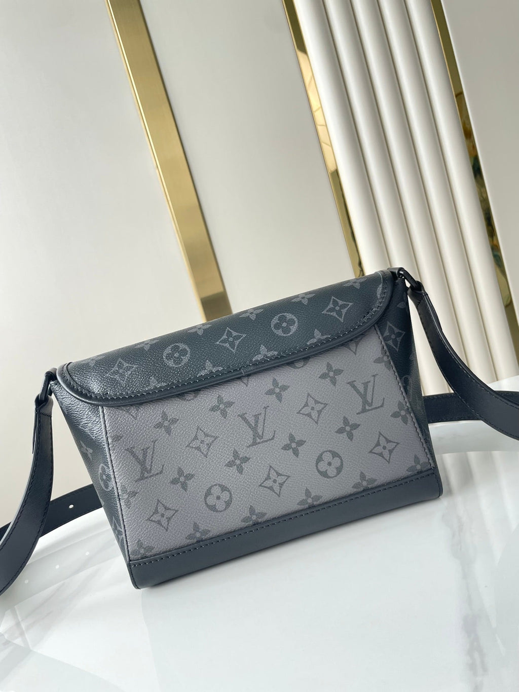 Sac messager Pulse 26 po en toile enduite Eclipse avec monogramme Gun Metal