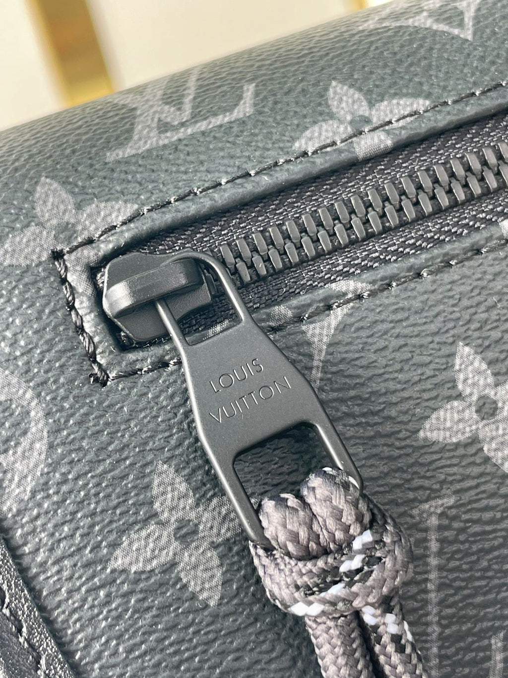 Sac messager Pulse 26 po en toile enduite Eclipse avec monogramme Gun Metal
