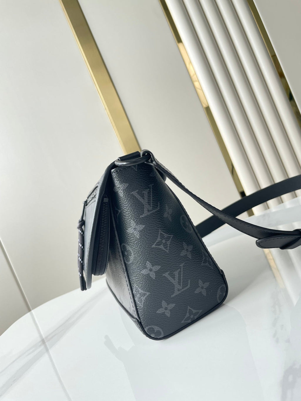 Sac messager Pulse 26 po en toile enduite Eclipse avec monogramme Gun Metal
