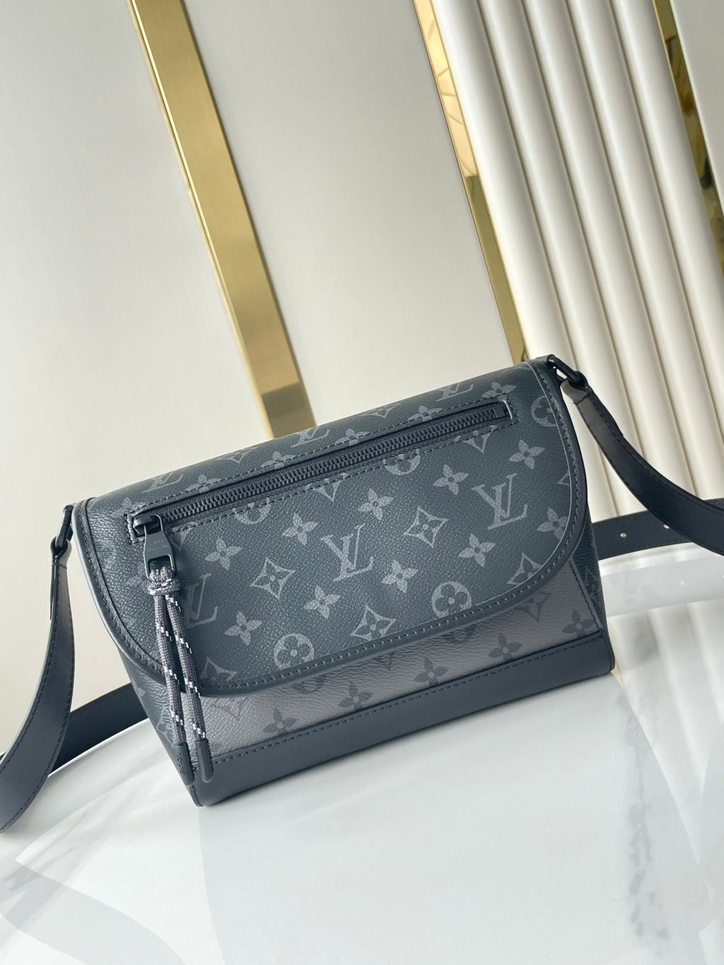 Sac messager Pulse 26 po en toile enduite Eclipse avec monogramme Gun Metal
