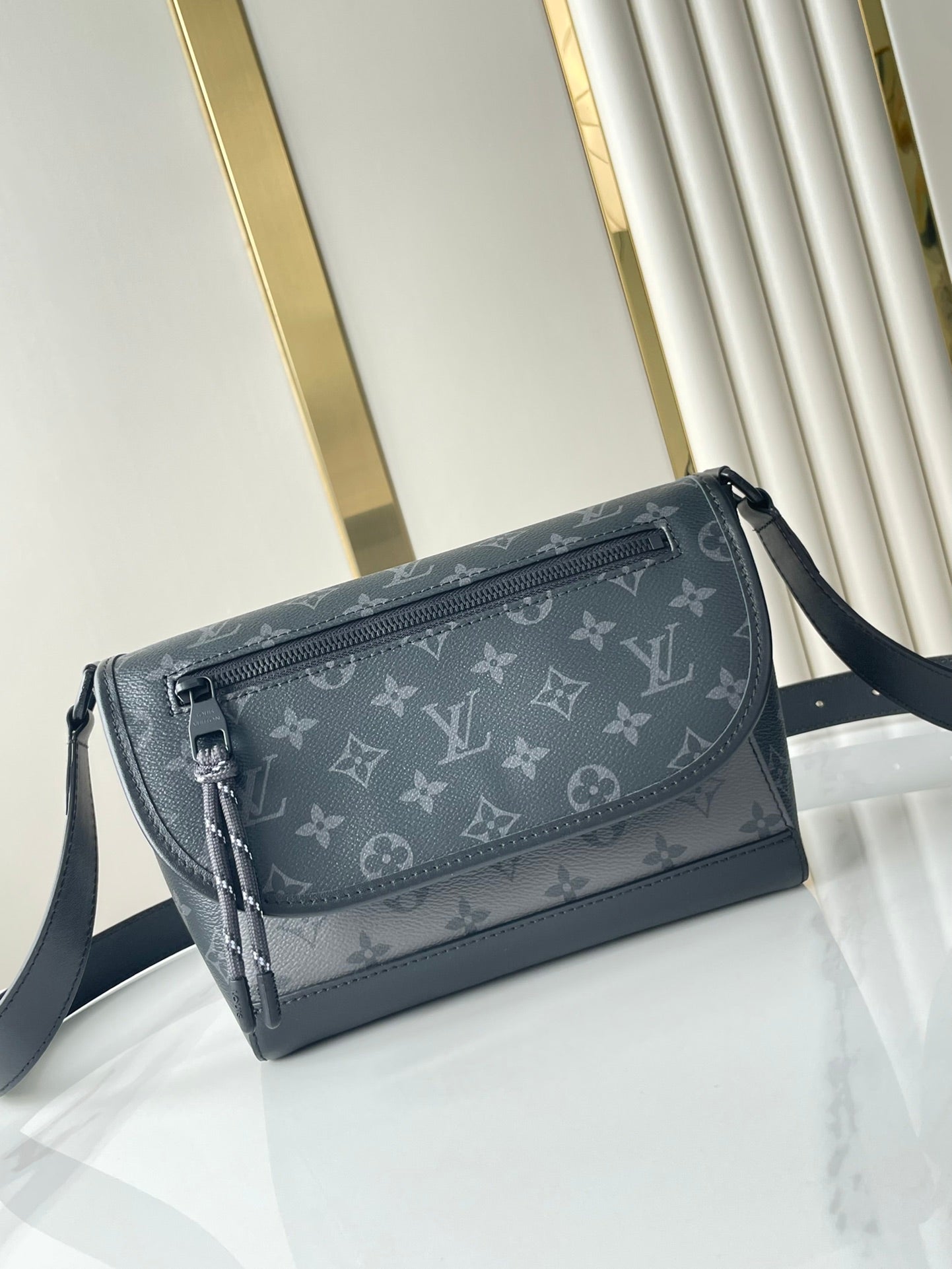 Sac messager Pulse 26 po en toile enduite Eclipse avec monogramme Gun Metal