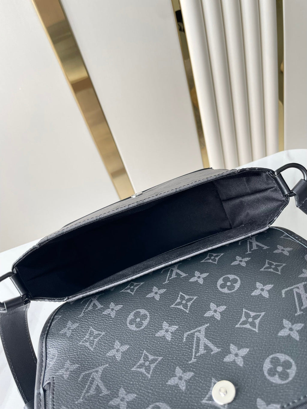 Sac messager Pulse 26 po en toile enduite Eclipse avec monogramme Gun Metal